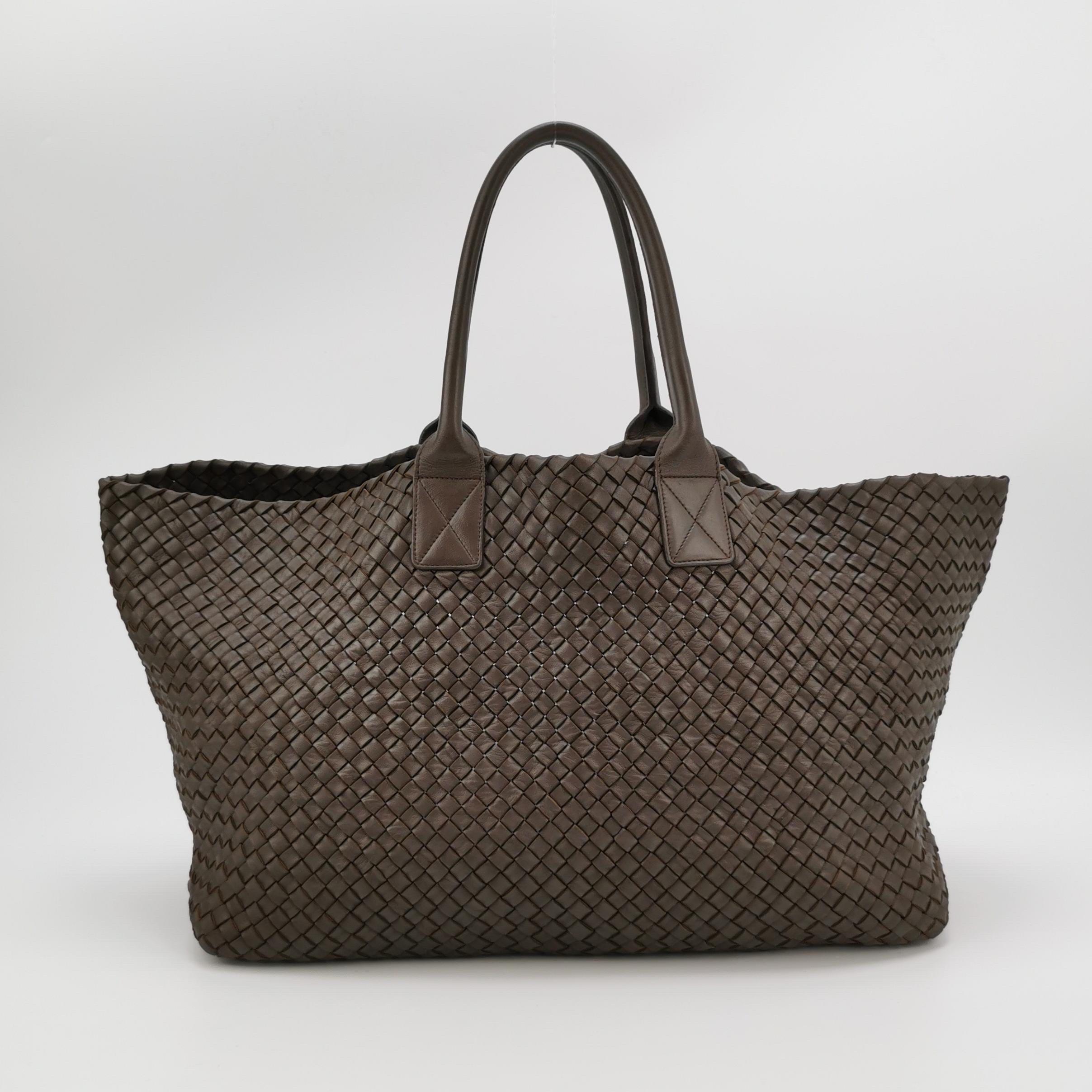 Bottega Veneta Cabat Tote Intreccio Leather Dark Chocolate Brown 45cm In Good Condition For Sale In AUBERVILLIERS, FR