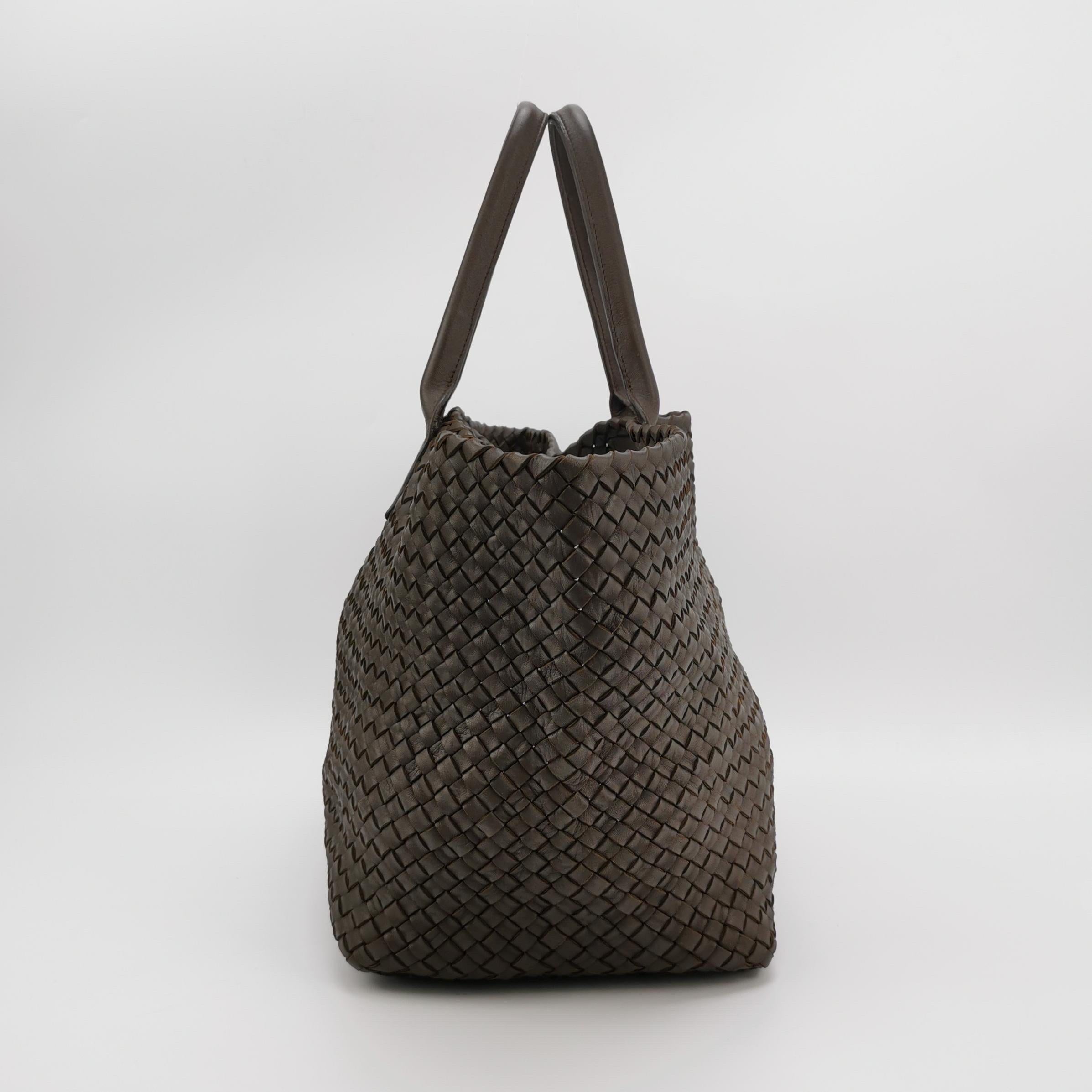 Women's Bottega Veneta Cabat Tote Intreccio Leather Dark Chocolate Brown 45cm For Sale