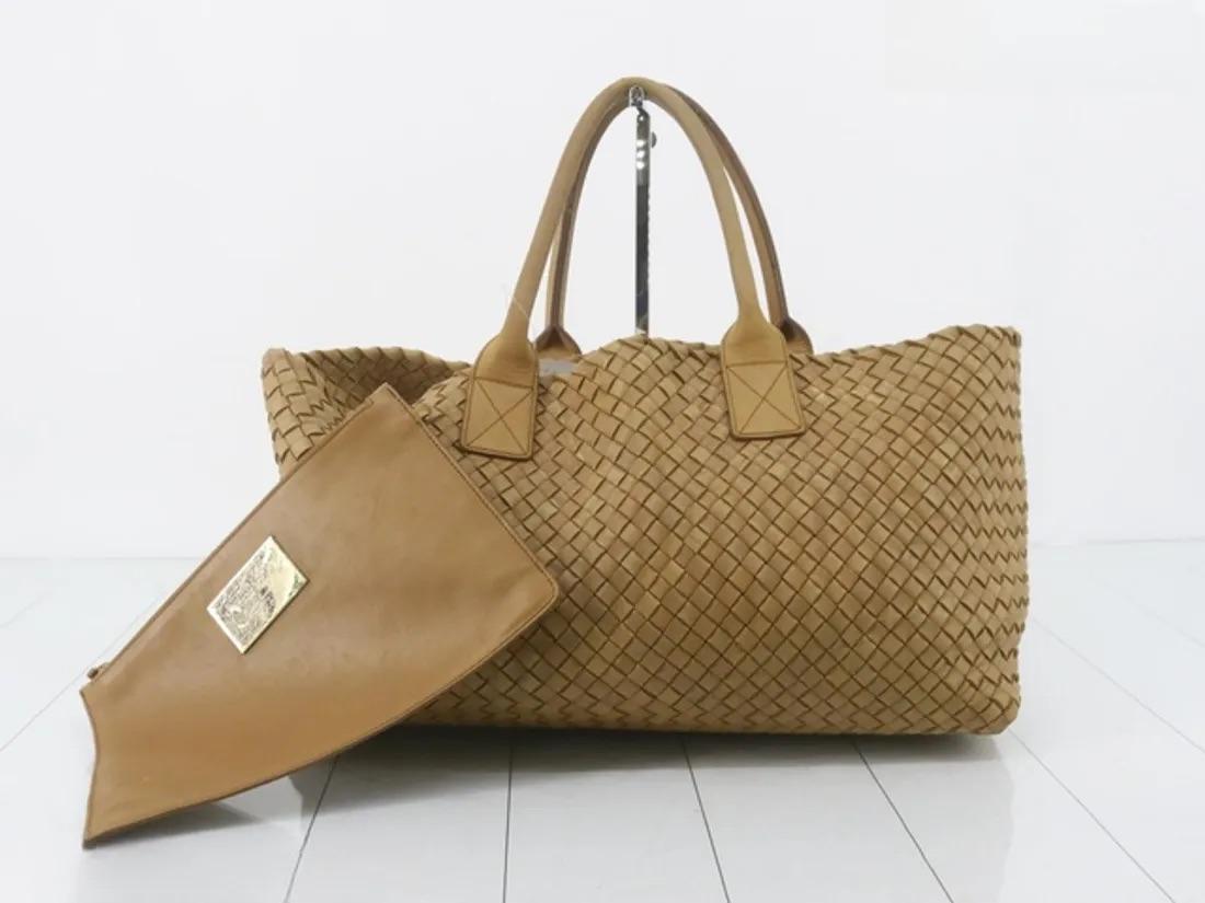 Discover the sophisticated luxury of the Bottega Veneta Cabat Intreccio Leather Tote Bag. Revel in its stylish cult design, handcrafted in a luxurious calfskin leather with the signature intreccio weave. 



CONDITION: VERY GOOD

This preowned BV