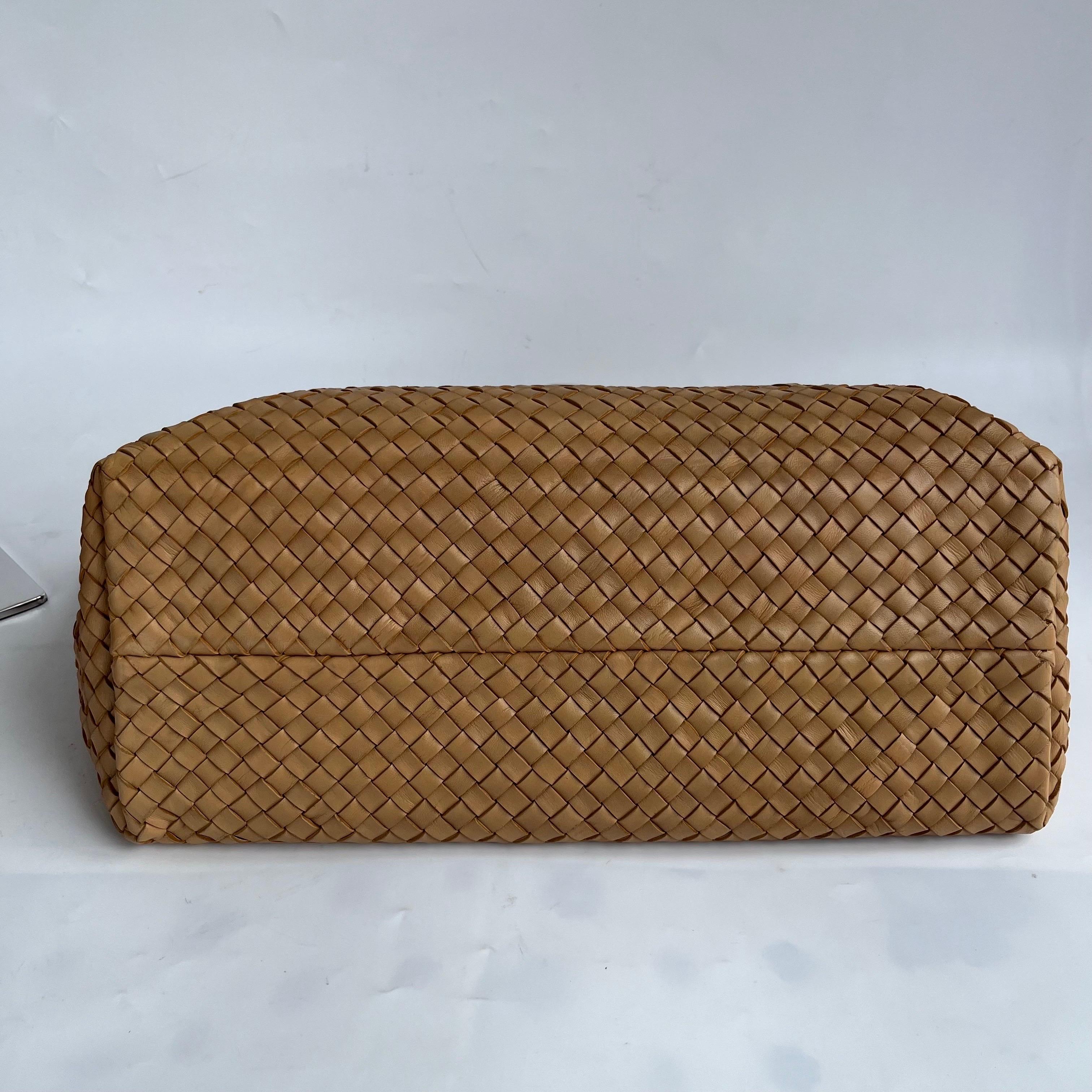Bottega Veneta Cabat Tote Intreccio Leather Light Brown Beige 42cm In Good Condition For Sale In AUBERVILLIERS, FR