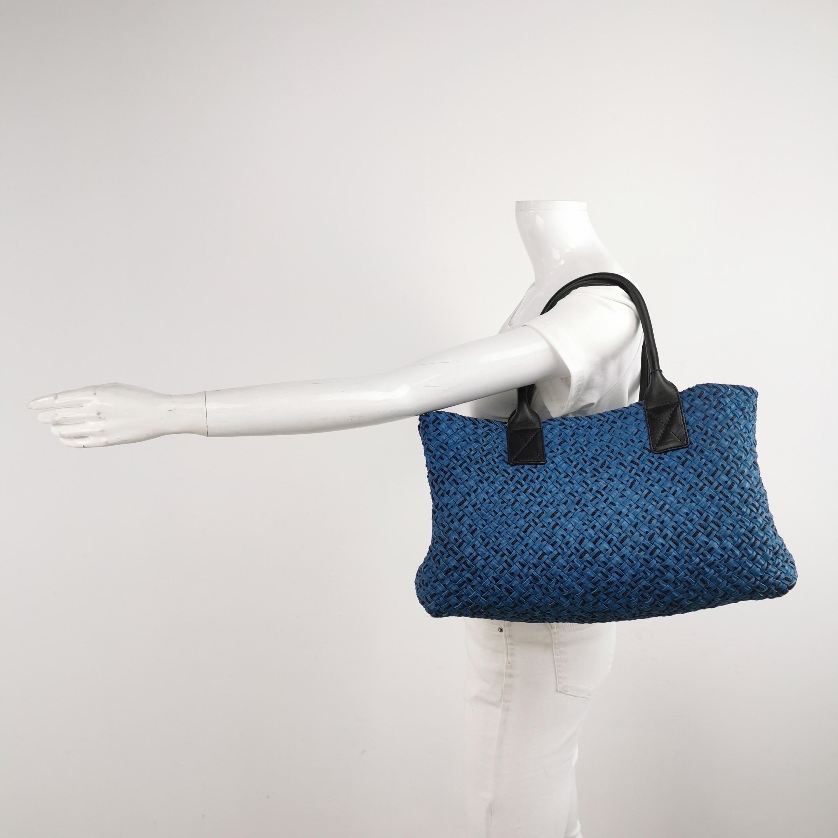 Entdecken Sie den raffinierten Luxus der Bottega Veneta Cabat Intreccio Leather Tote Bag. Schwelgen Sie in ihrem stilvollen Kultdesign, handgefertigt aus luxuriösem Kalbsleder mit dem charakteristischen Intreccio-Gewebe. 

ZUSTAND: SEHR GUT

Diese