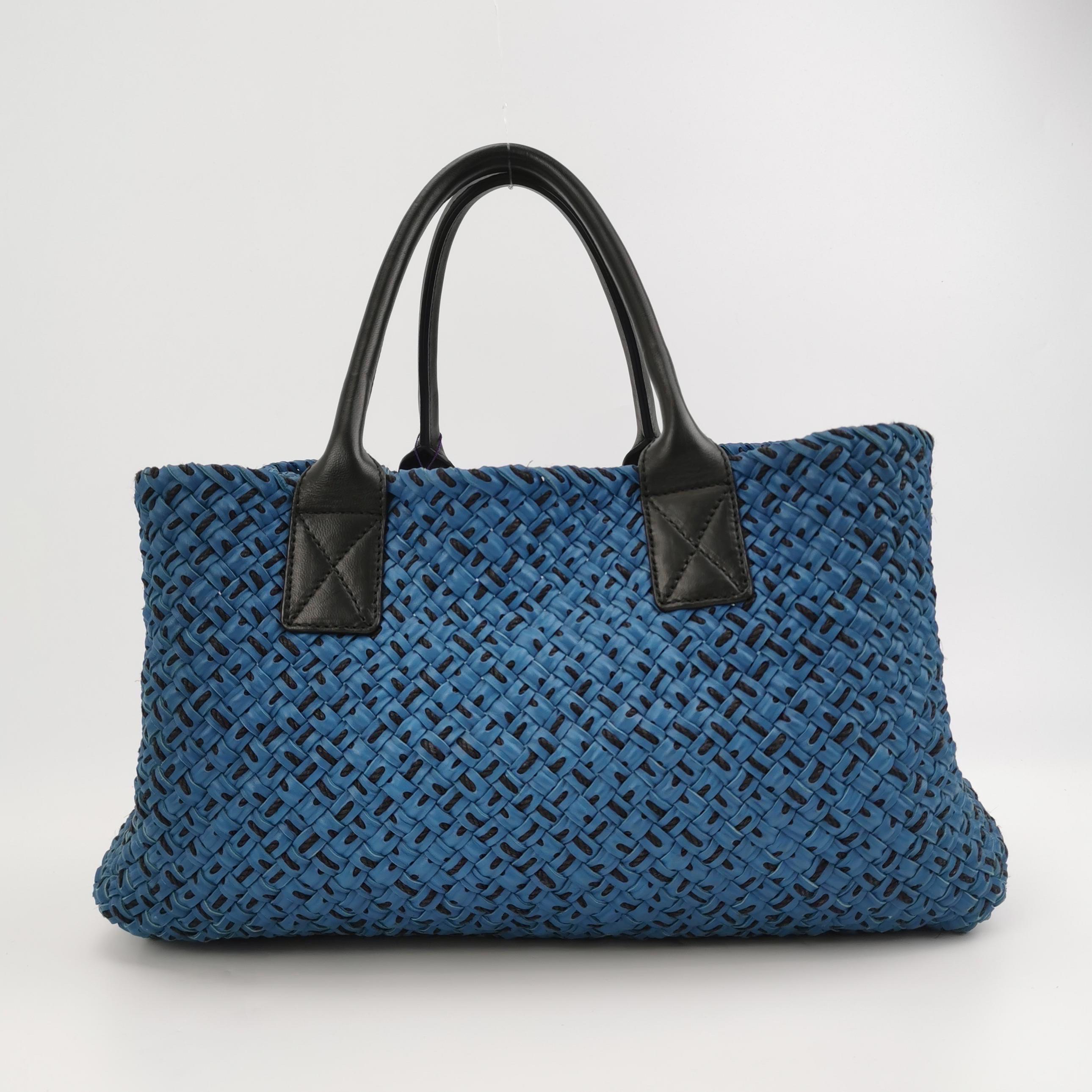 Bottega Veneta Cabat Tote Intreccio Leder Marine und Schwarz 42cm im Zustand „Gut“ im Angebot in AUBERVILLIERS, FR