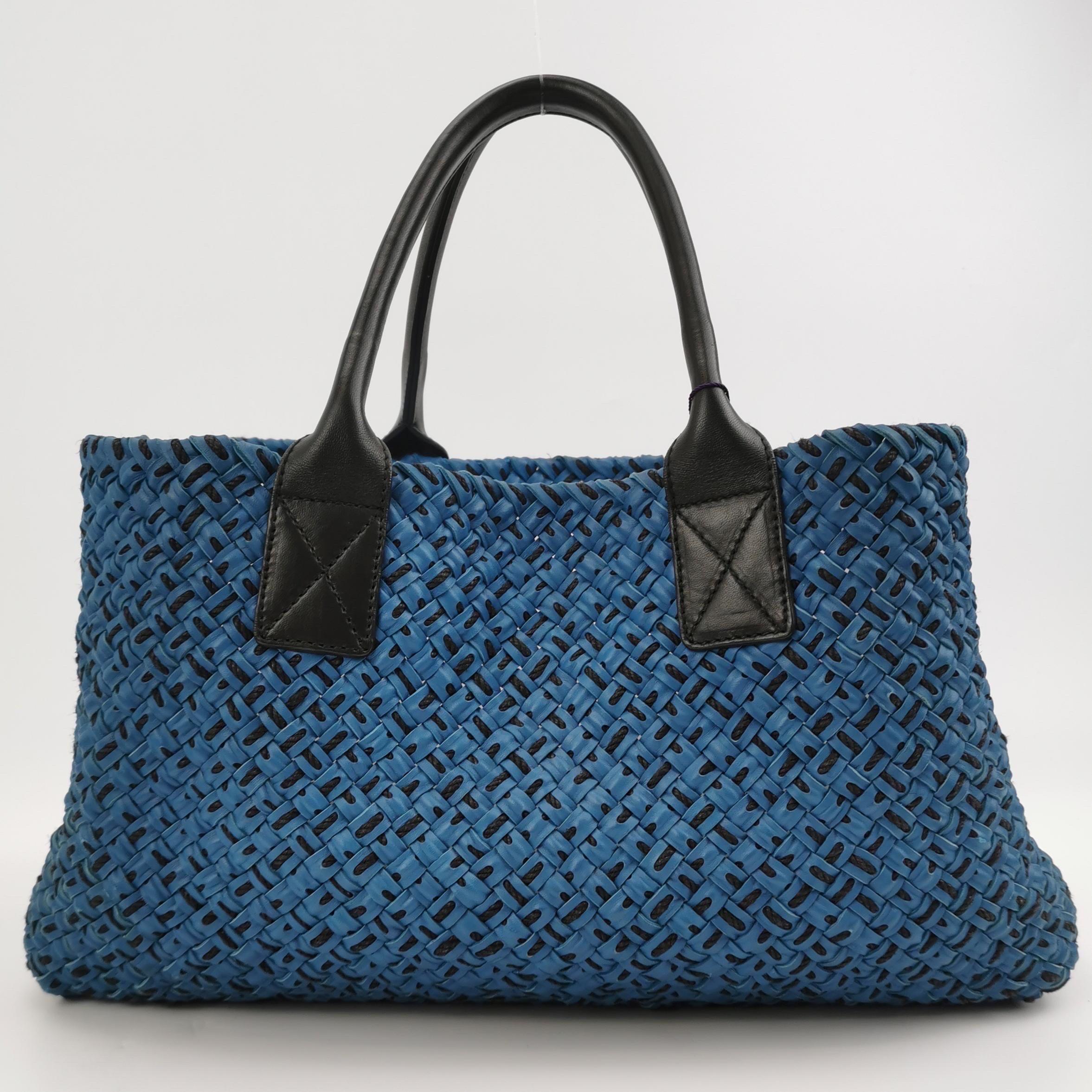 Bottega Veneta Cabat Tote Intreccio Leder Marine und Schwarz 42cm Damen im Angebot