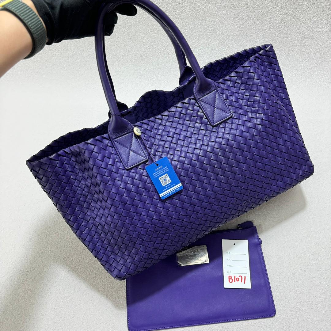 Bottega Veneta Cabat Tote Large Intreccio Royal Blue Leather 40cm
 These are professional photos of the actual bag offered by Luxbags.
 Discover the sophisticated luxury of the Bottega Veneta Cabat Intreccio Leather Tote Bag. Revel in its stylish