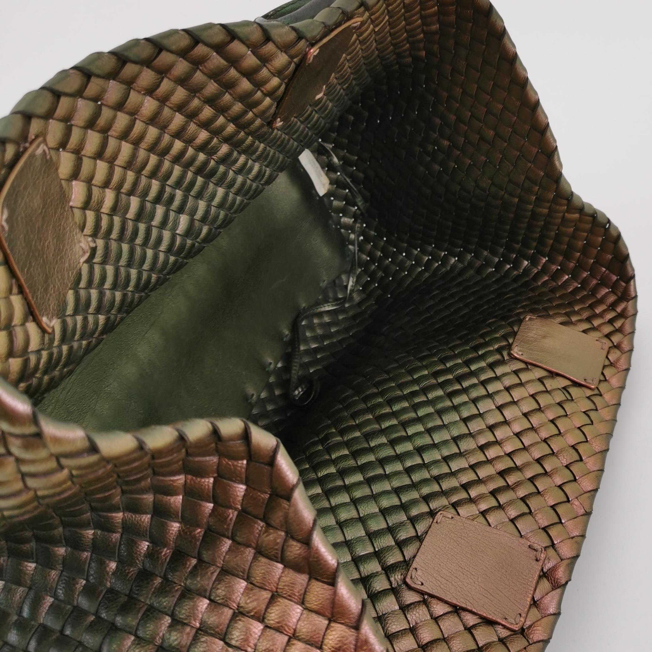 Bottega Veneta Cabat Tote Metallic Dark Green and Copper Intreccio Leather 40cm For Sale 5