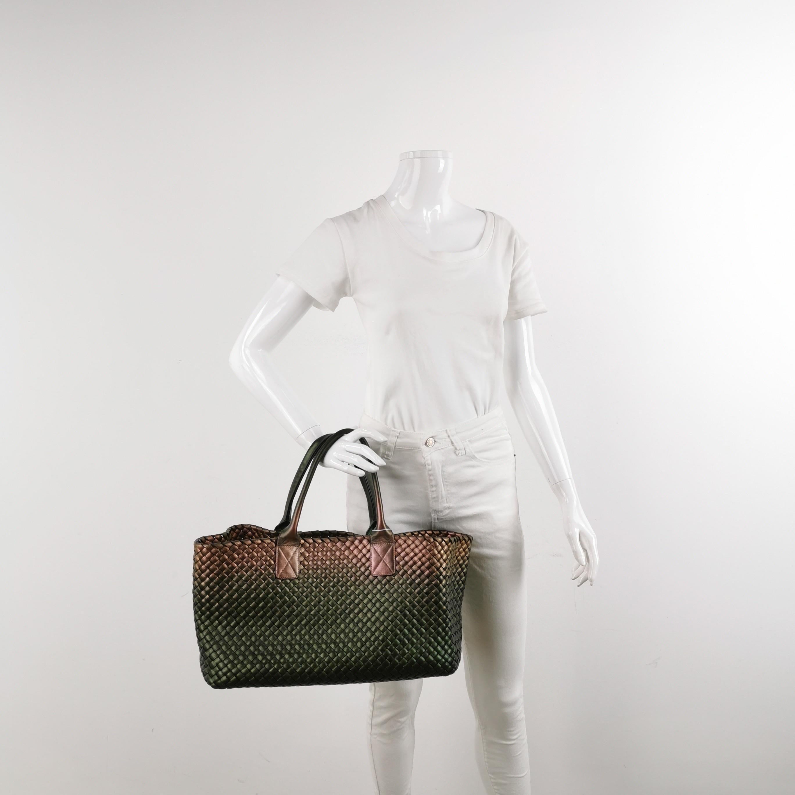 Discover the sophisticated luxury of the Bottega Veneta Cabat Intreccio Leather Tote Bag. Revel in its stylish cult design, handcrafted in a luxurious calfskin leather with the signature intreccio weave. 

Take each Bottega Veneta artisan 2 entires