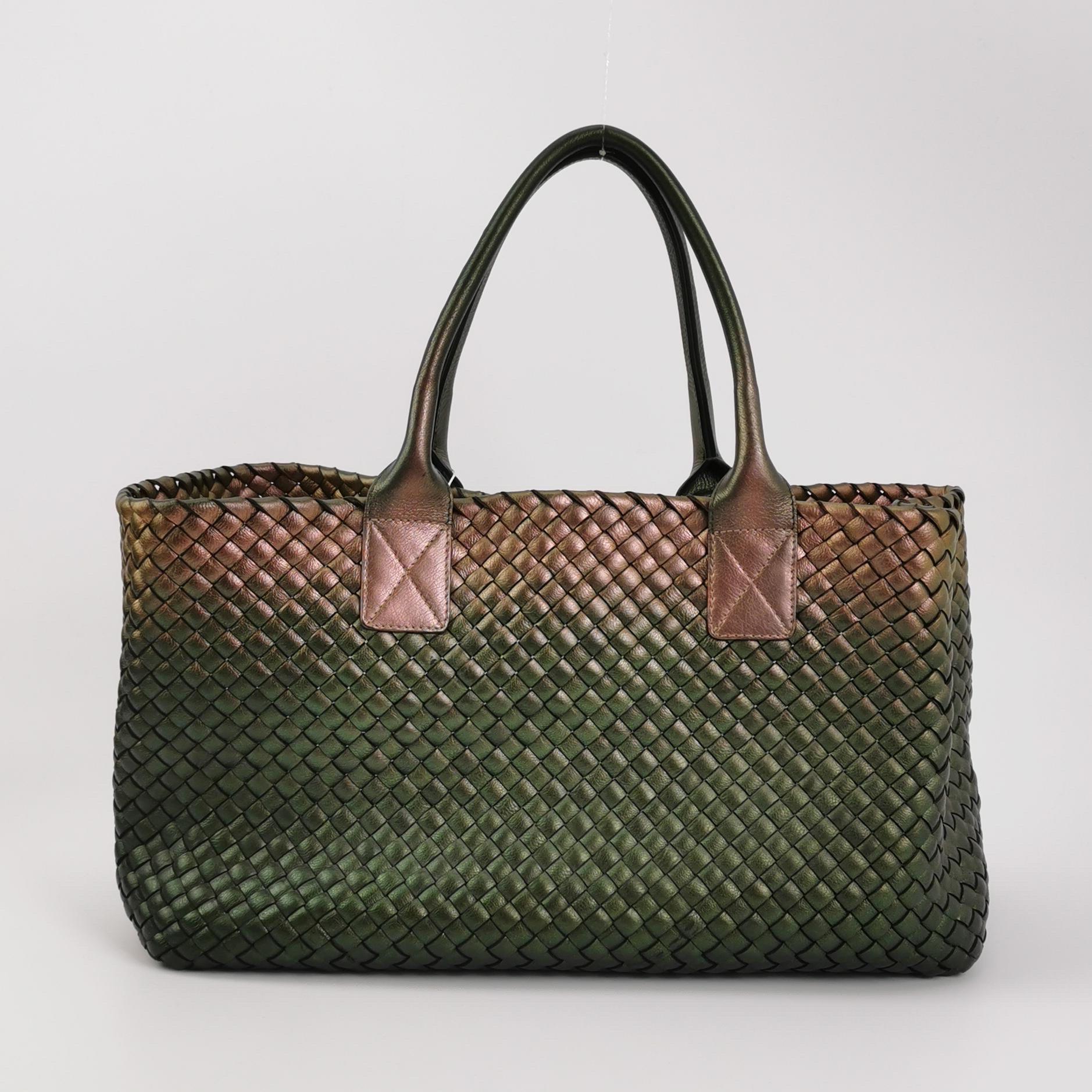 Bottega Veneta Cabat Tote Metallic Dark Green and Copper Intreccio Leather 40cm In Excellent Condition For Sale In AUBERVILLIERS, FR