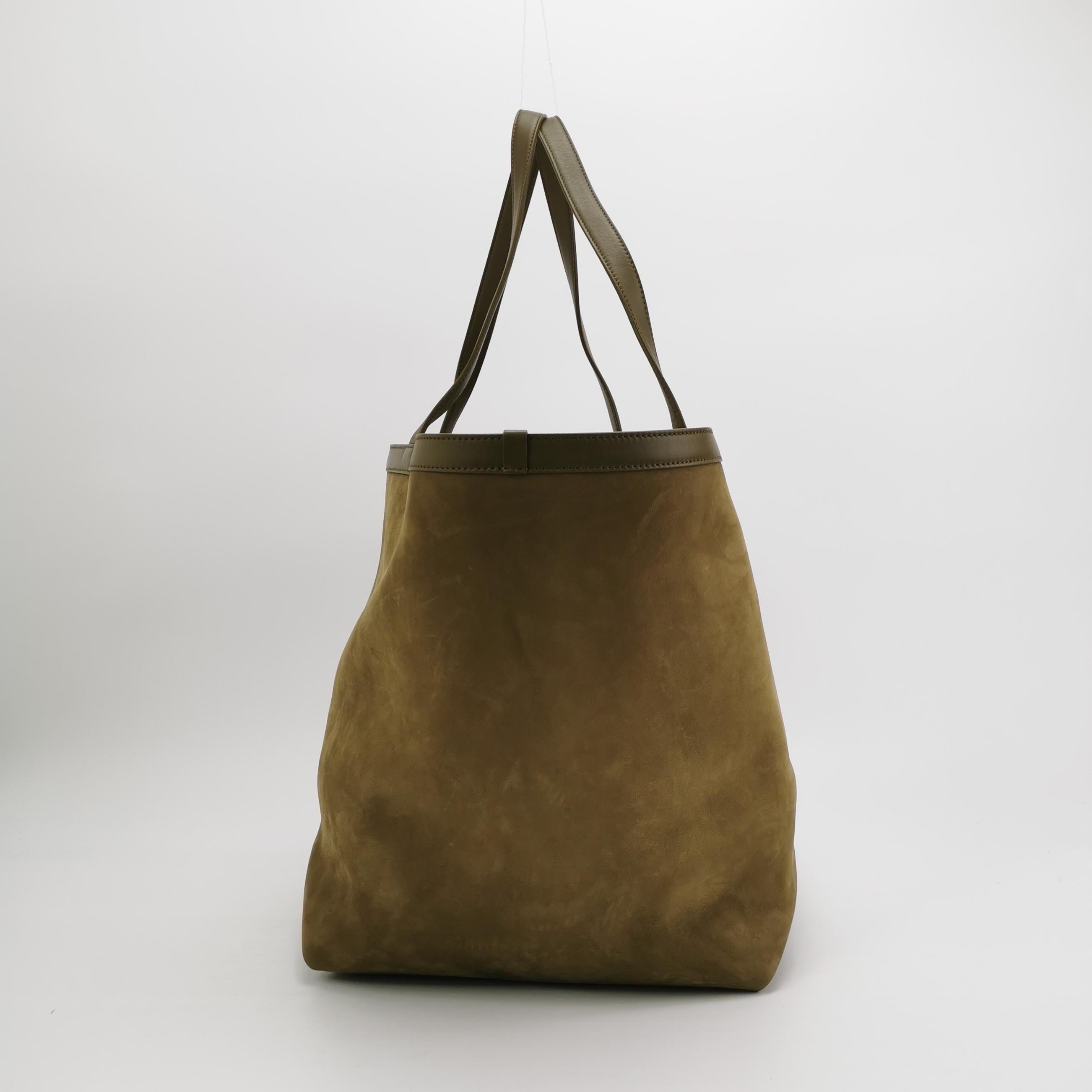 Bottega Veneta Cabat Tote Olive Green Suede Leather 38cm Excellent état - En vente à AUBERVILLIERS, FR