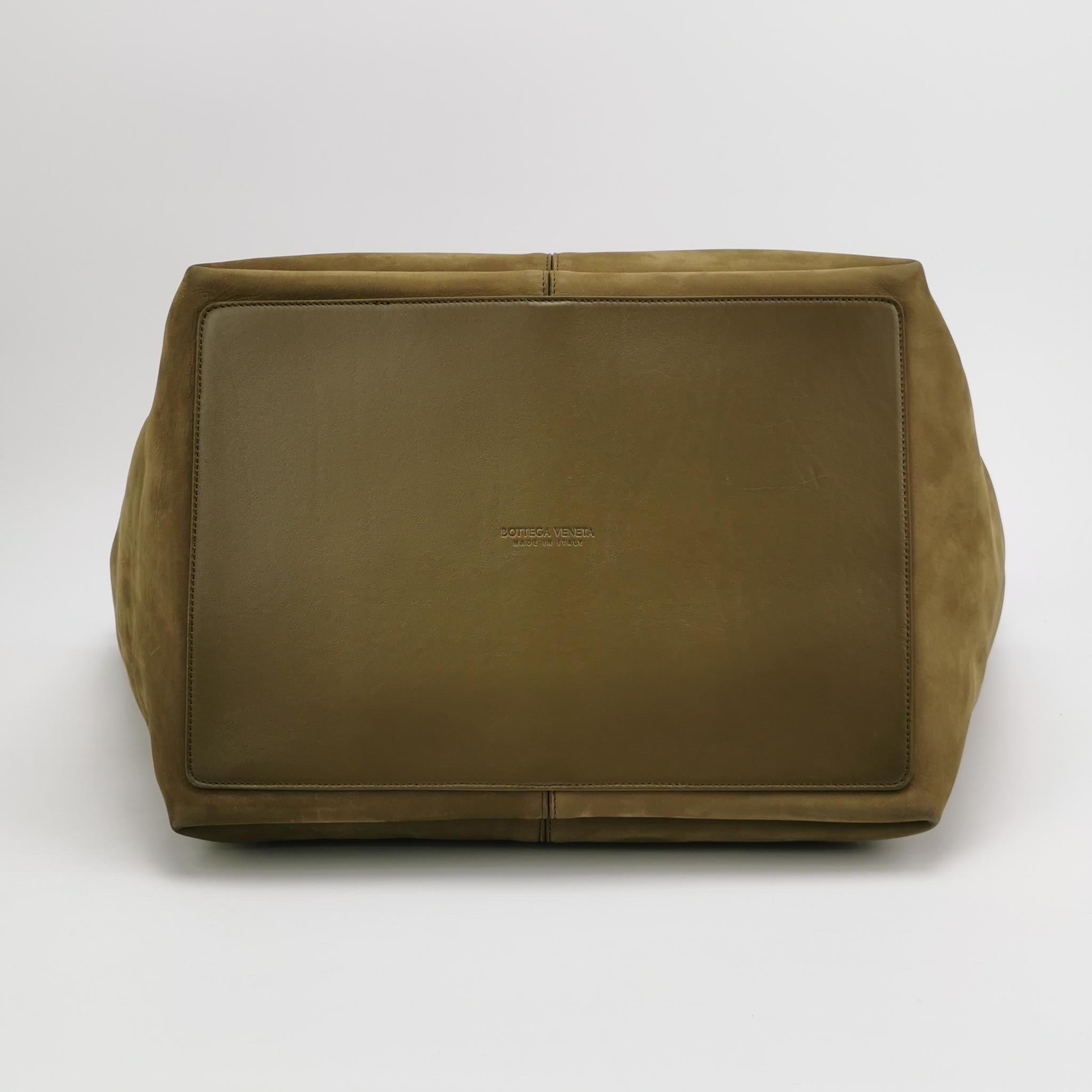 Bottega Veneta Cabat Tote Olive Green Suede Leather 38cm en vente 3