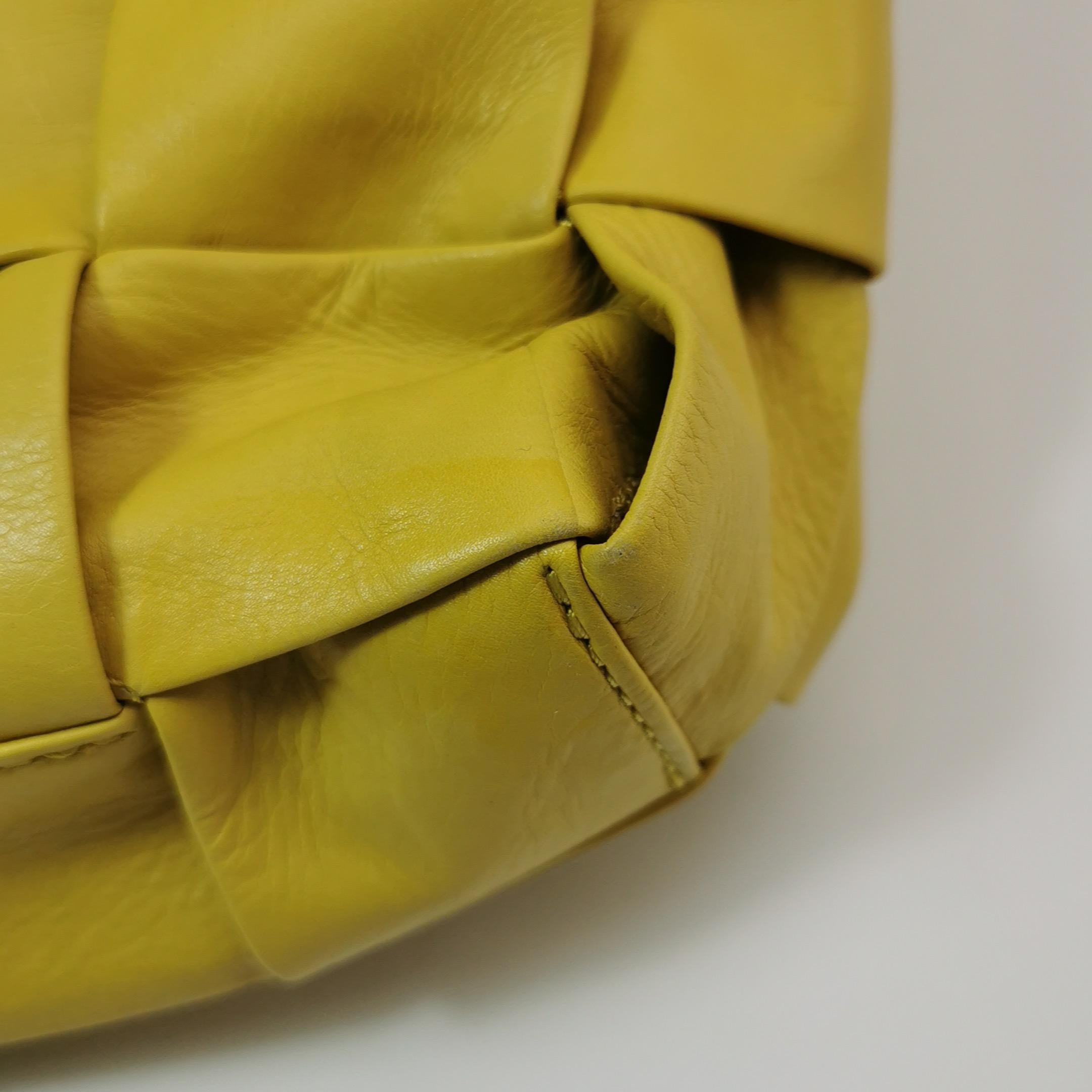 Bottega Veneta Cabat Borsa Tote Verticale in Pelle di Vitello Lucida Gialla in vendita 5