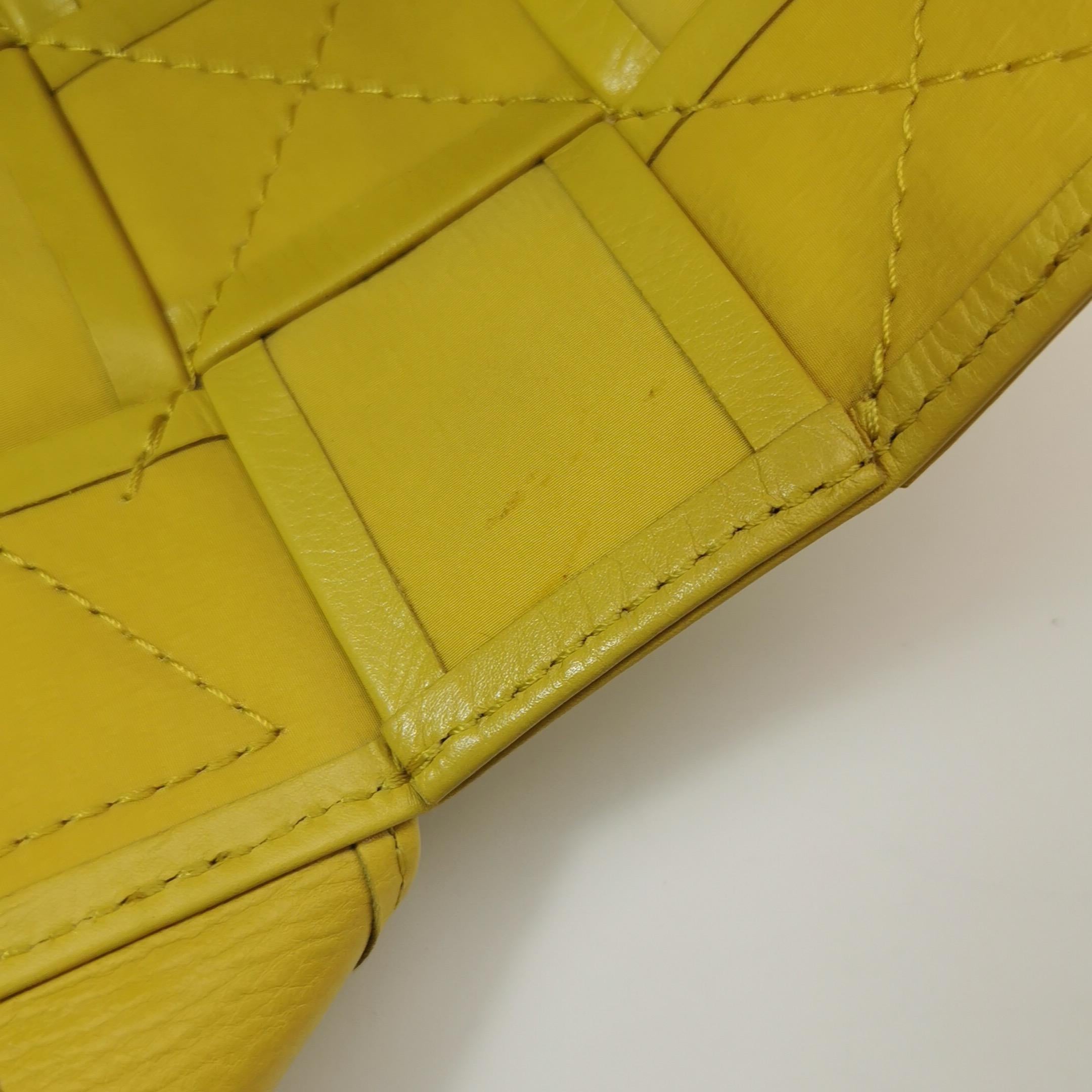 Bottega Veneta Cabat Borsa Tote Verticale in Pelle di Vitello Lucida Gialla in vendita 6