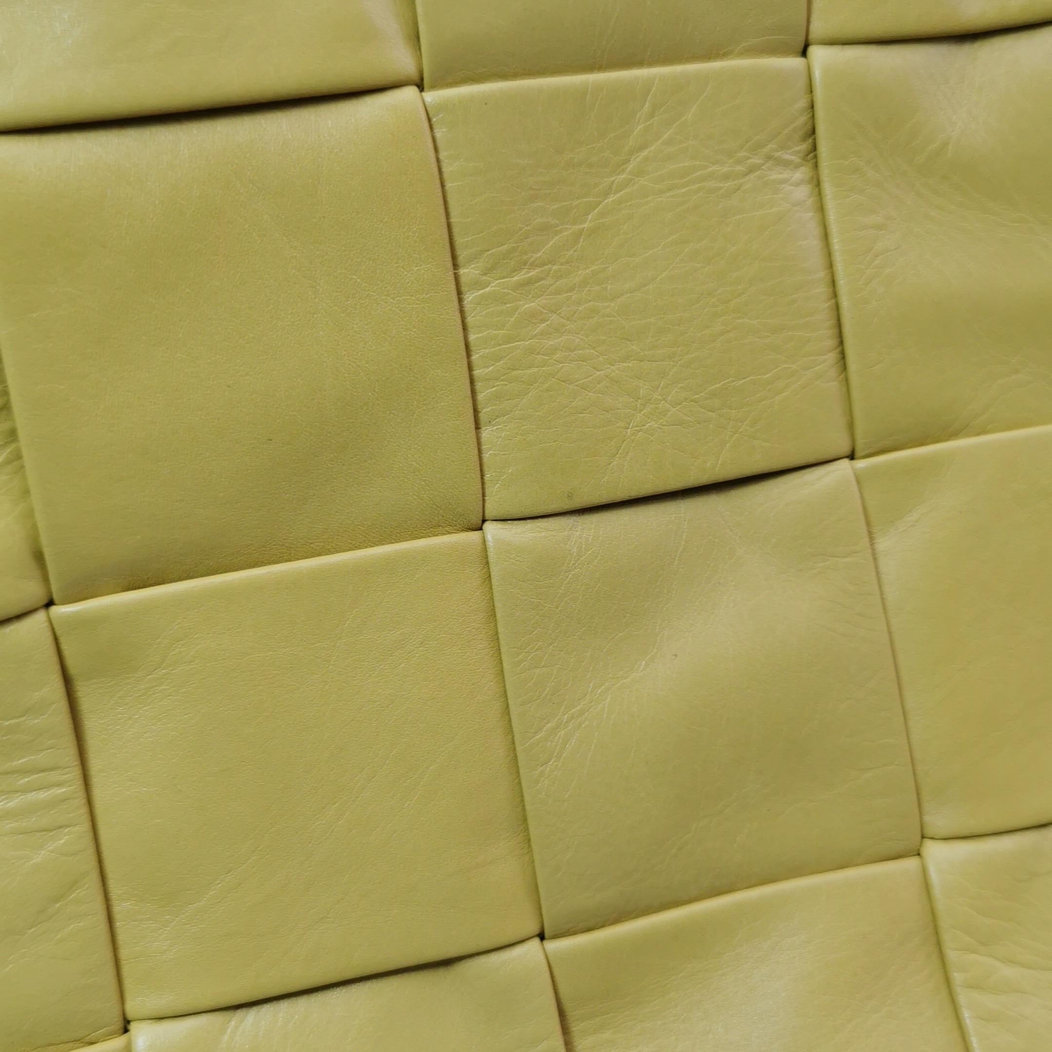Bottega Veneta Cabat Borsa Tote Verticale in Pelle di Vitello Lucida Gialla in vendita 7