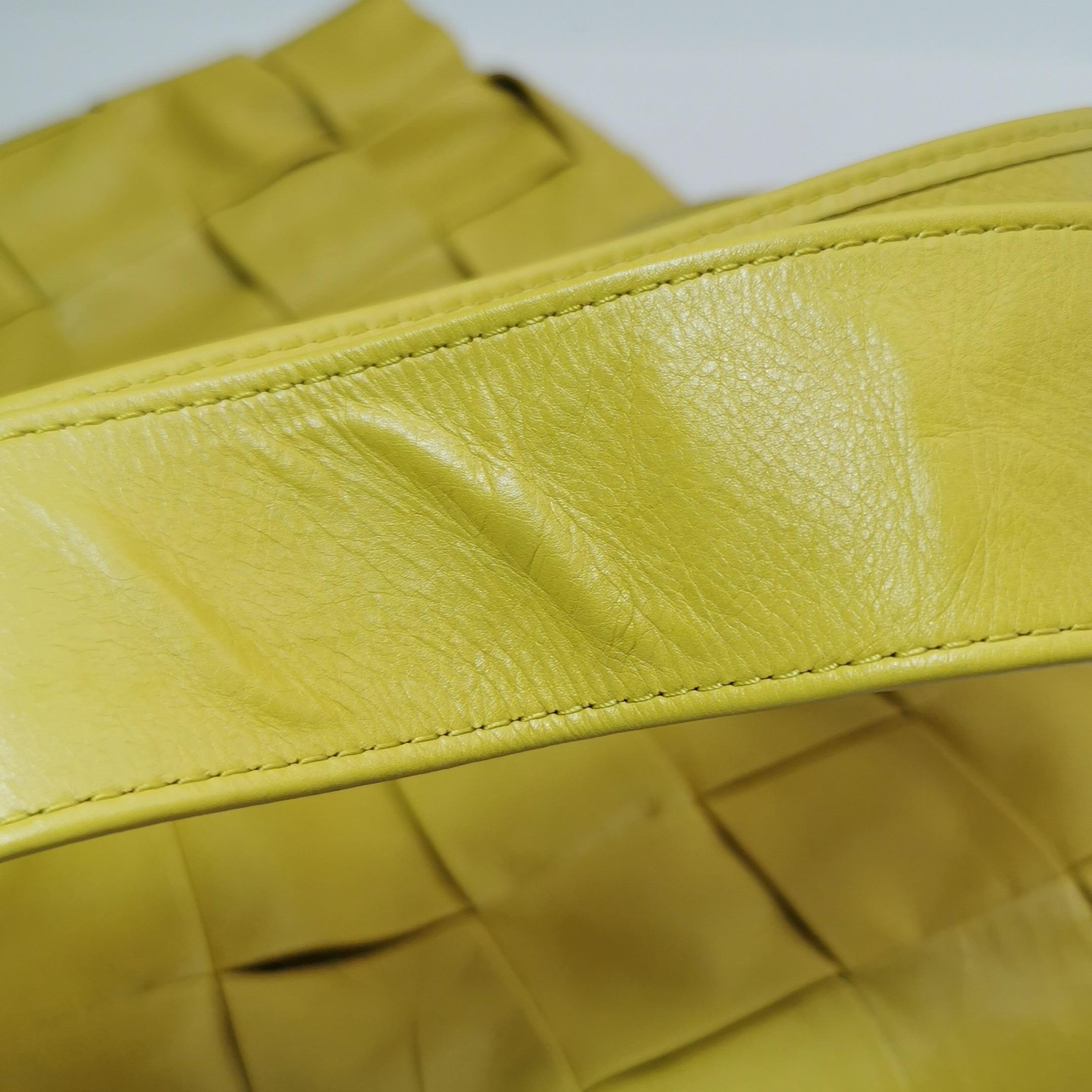 Bottega Veneta Cabat Borsa Tote Verticale in Pelle di Vitello Lucida Gialla in vendita 8