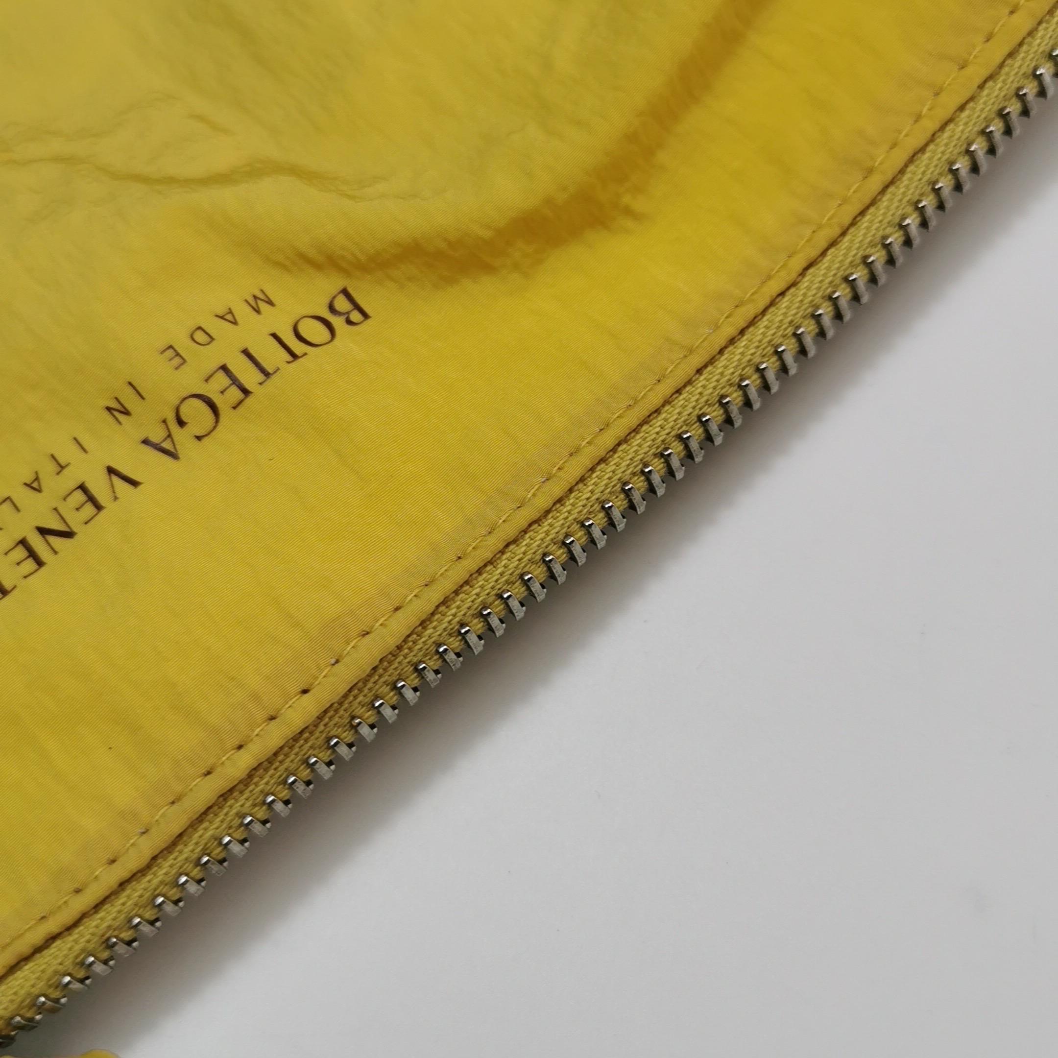 Bottega Veneta Cabat Borsa Tote Verticale in Pelle di Vitello Lucida Gialla in vendita 9