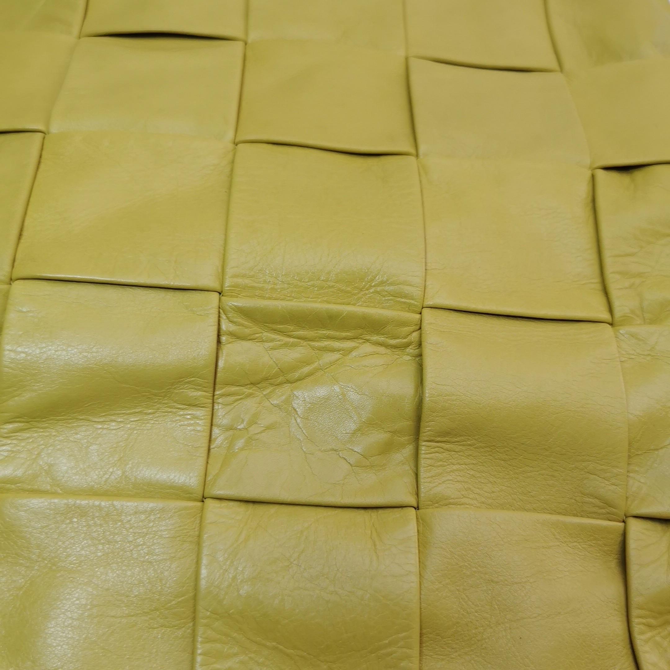 Bottega Veneta Cabat Borsa Tote Verticale in Pelle di Vitello Lucida Gialla in vendita 10