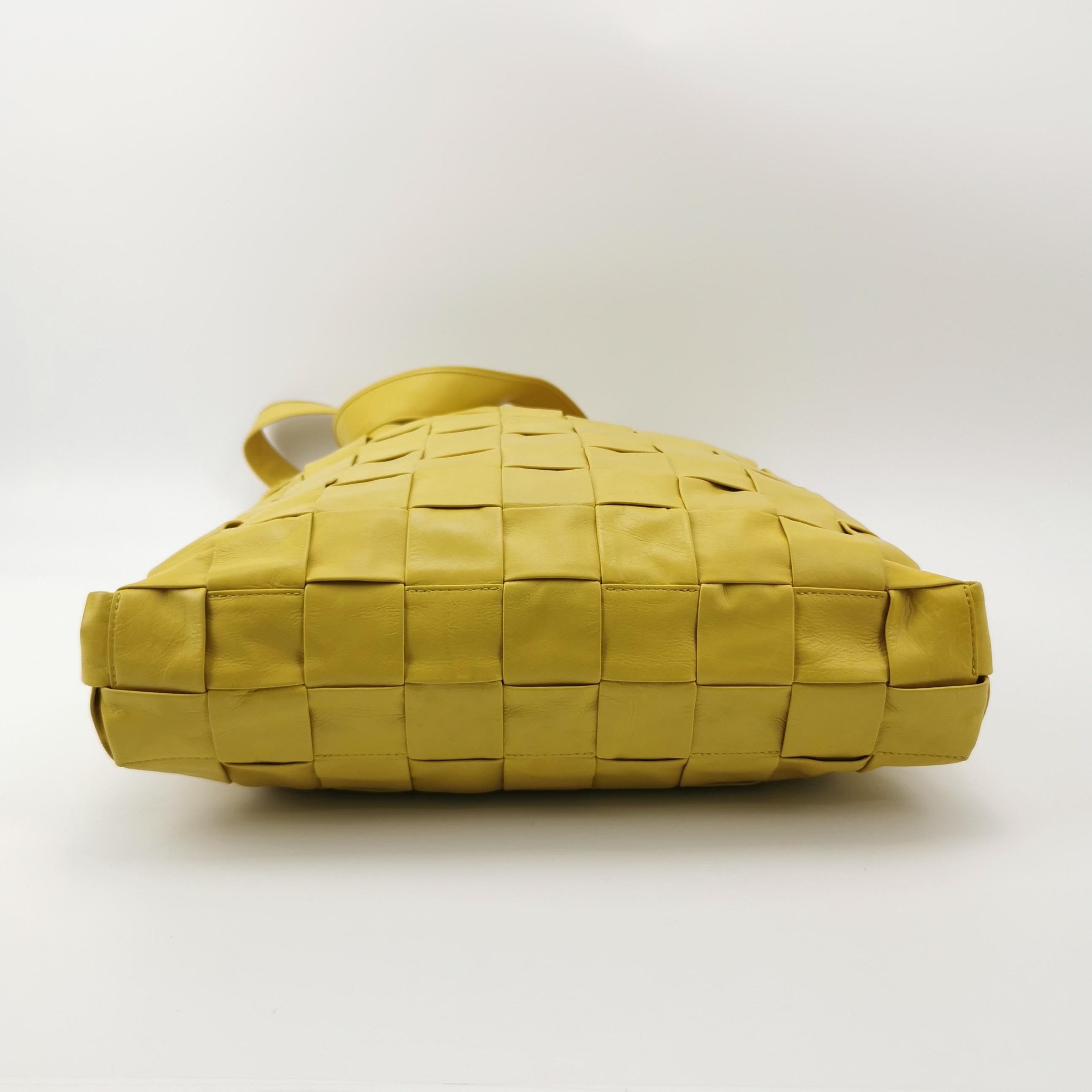 Bottega Veneta Cabat Borsa Tote Verticale in Pelle di Vitello Lucida Gialla
Queste sono foto professionali della borsa offerta da Luxbags.
Scopri il lusso sofisticato della Bottega Veneta Cabat Intreccio Leather Tote Bag. Goditi il suo elegante