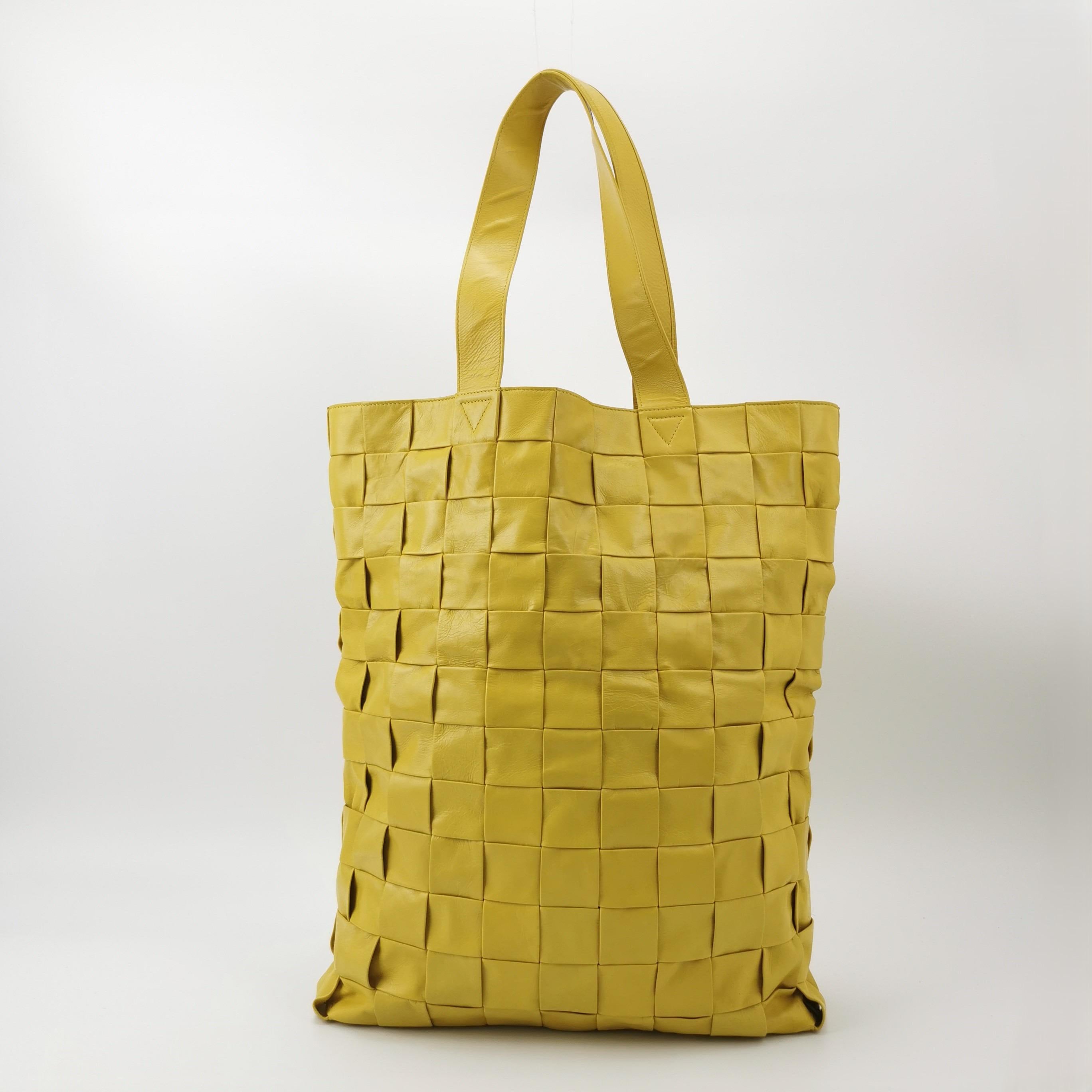 Donna Bottega Veneta Cabat Borsa Tote Verticale in Pelle di Vitello Lucida Gialla in vendita