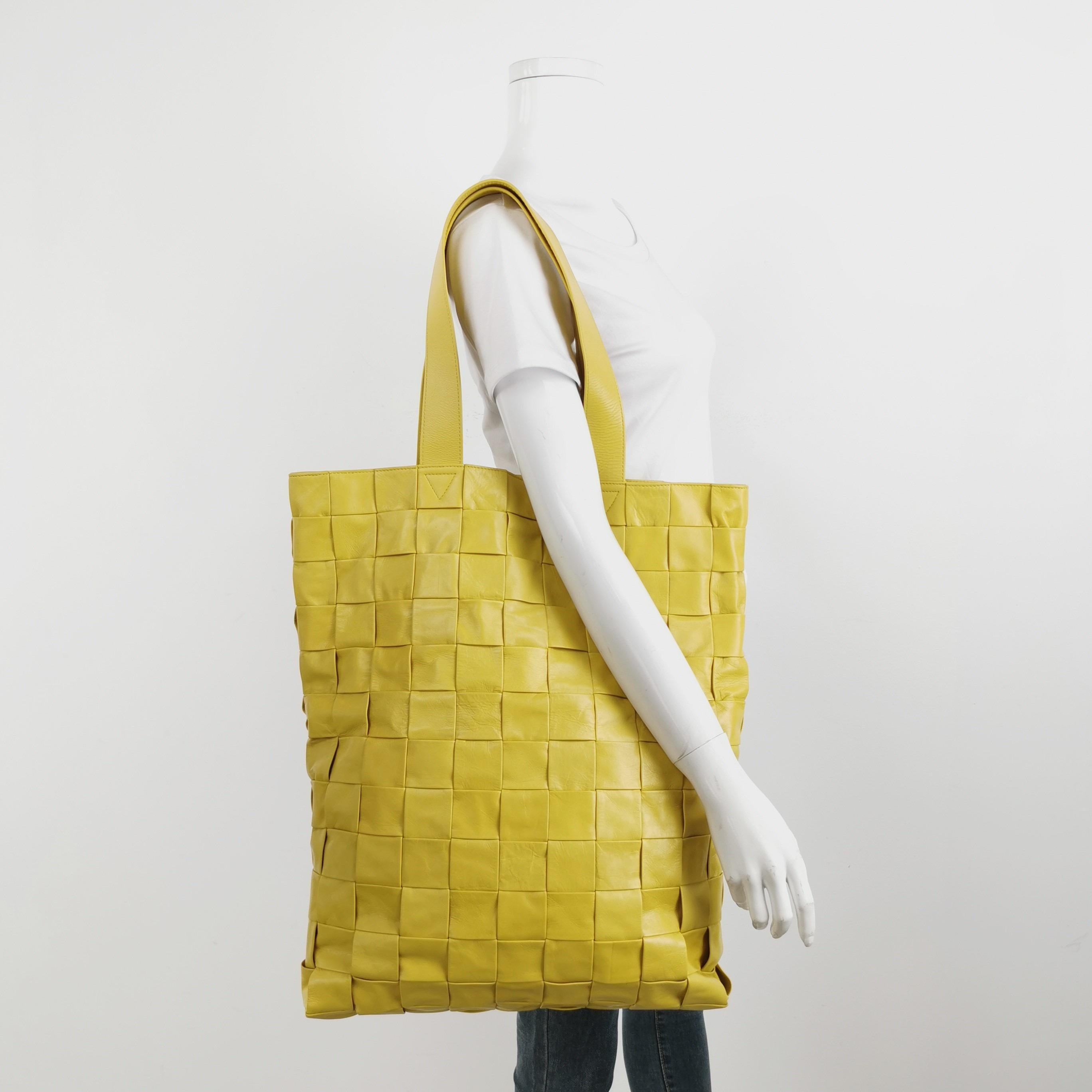 Bottega Veneta Cabat Borsa Tote Verticale in Pelle di Vitello Lucida Gialla in vendita 1