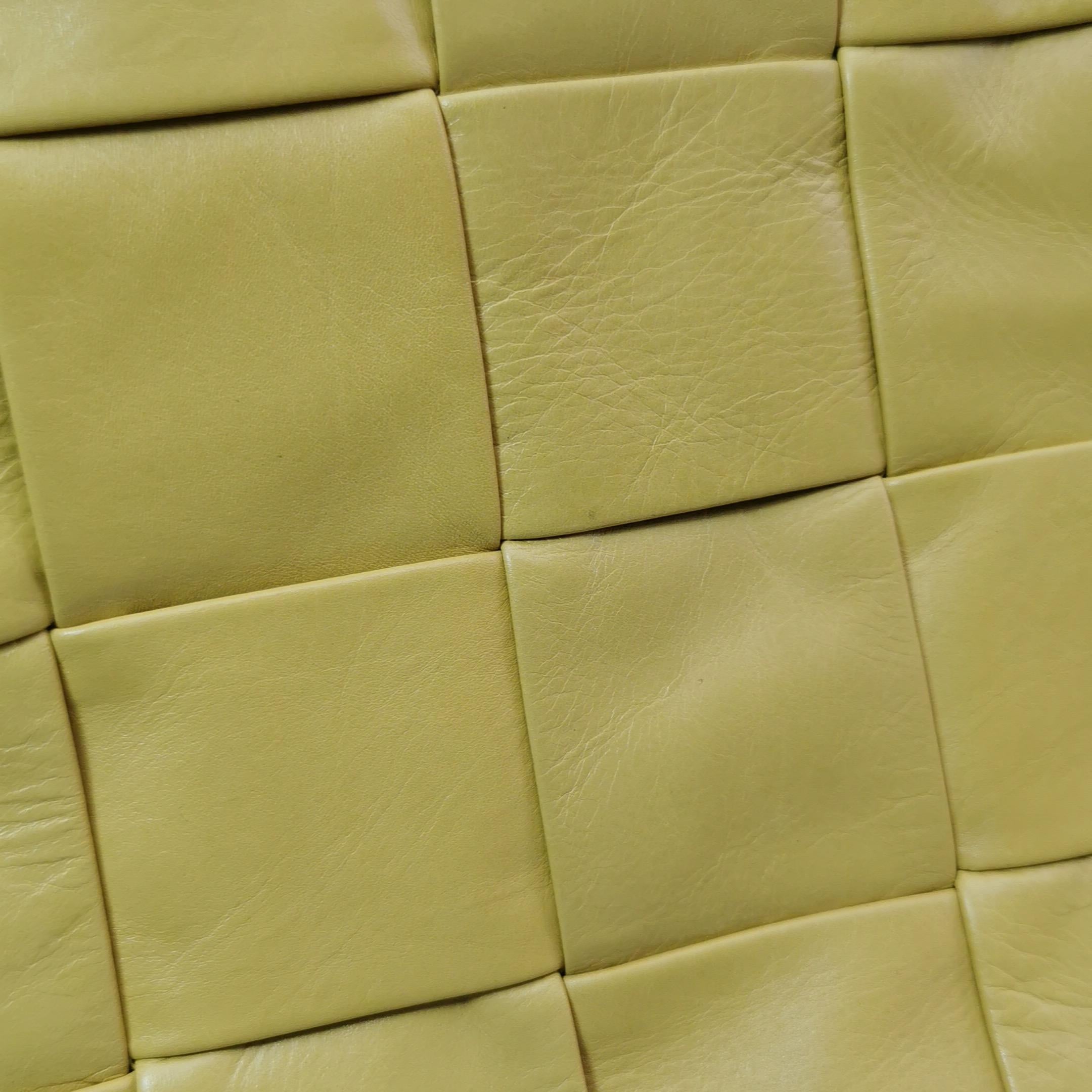 Bottega Veneta Cabat Borsa Tote Verticale in Pelle di Vitello Lucida Gialla in vendita 3