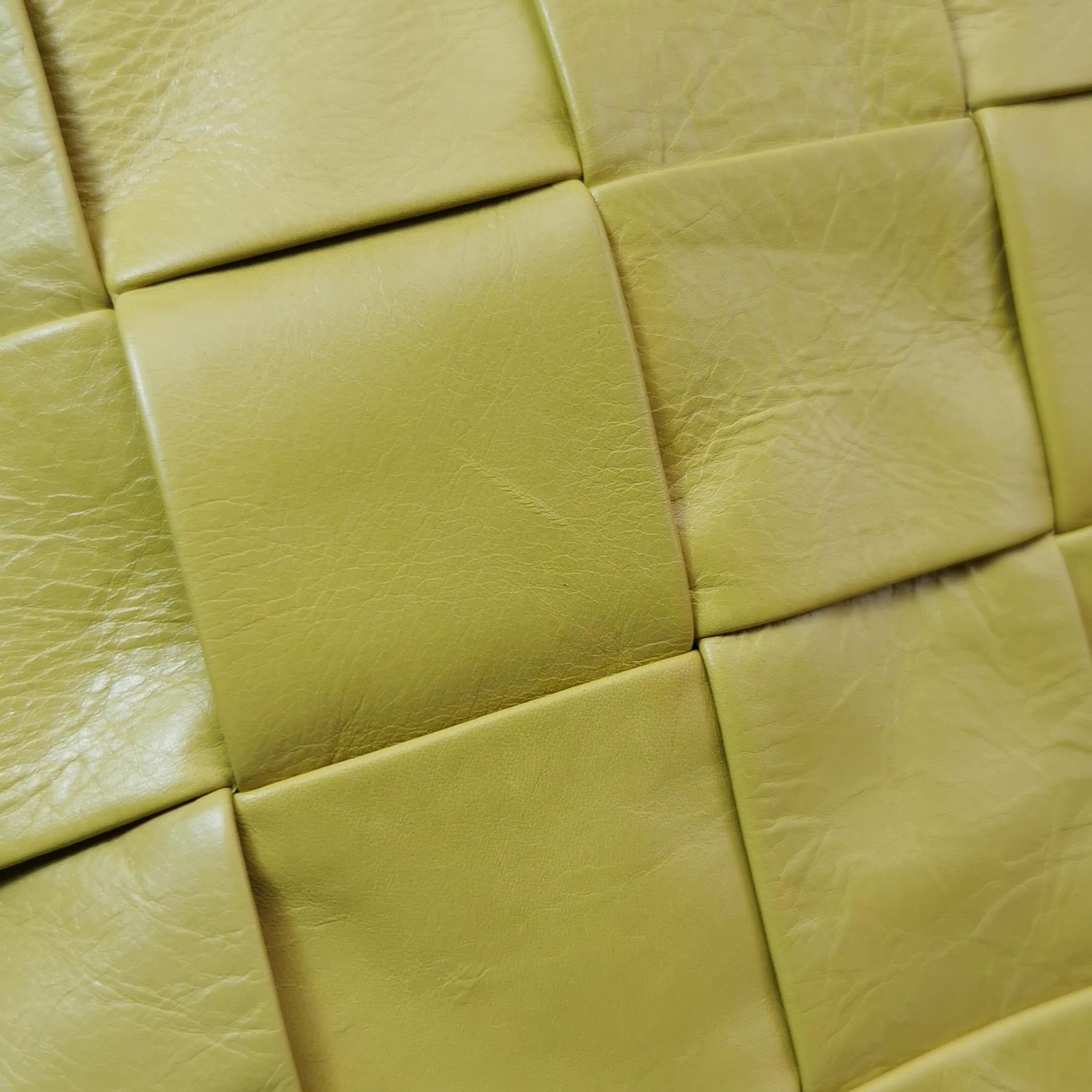 Bottega Veneta Cabat Borsa Tote Verticale in Pelle di Vitello Lucida Gialla in vendita 4