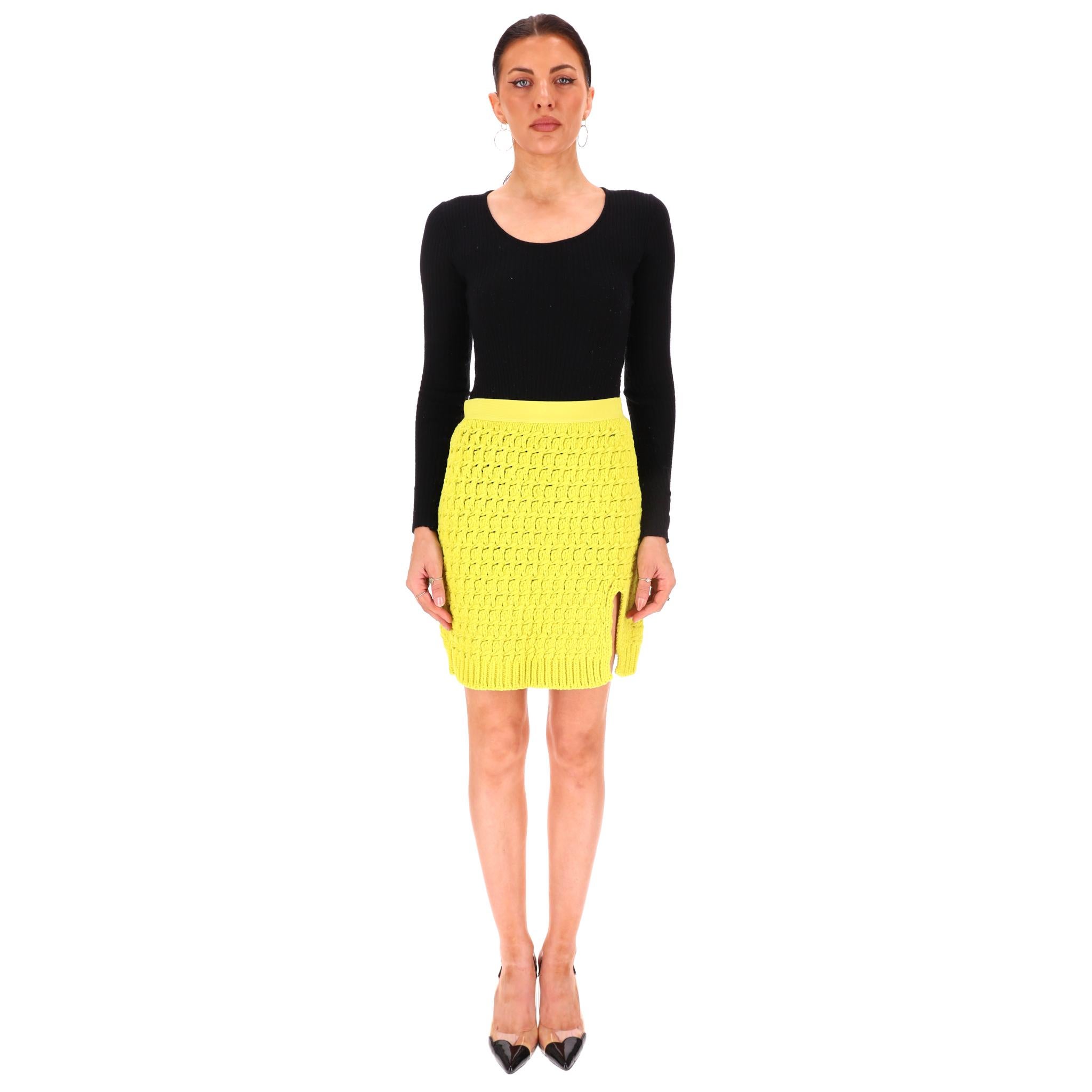 Bottega Veneta - Minigonna in ciniglia a maglia a cavi

Gonna giallo lime brillante in materiale di ciniglia che richiama il famoso stile intrecciato.

Orlo a coste e vita elastica e aderente con spacco laterale.

Rrp £905

Taglia - S

Condizione -