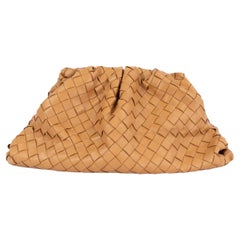 Pochette CLASSIQUE BOTTEGA VENETA en cuir Intrecciato couleur camel