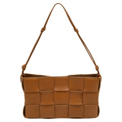 Bottega Veneta pochette Cassette Intreccio en cuir camel sur la sangle