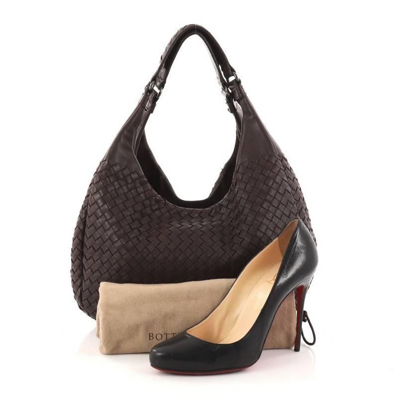 This authentic Bottega Veneta Campana Hobo Intrecciato Nappa Small is both understated yet elegant perfect for the modern woman. Crafted in Bottega Veneta's signature intrecciato woven brown nappa leather, this functional shoulder bag features dual