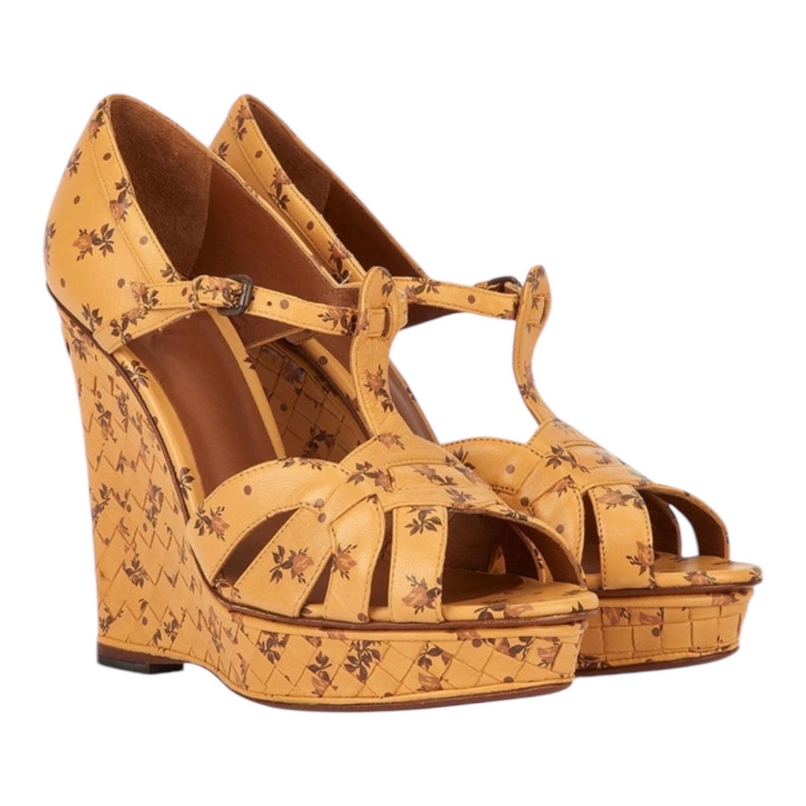 BOTTEGA VENETA Caramel Tan Flower Print Leather Intrecciato Wedge Sandals 39 For Sale 6