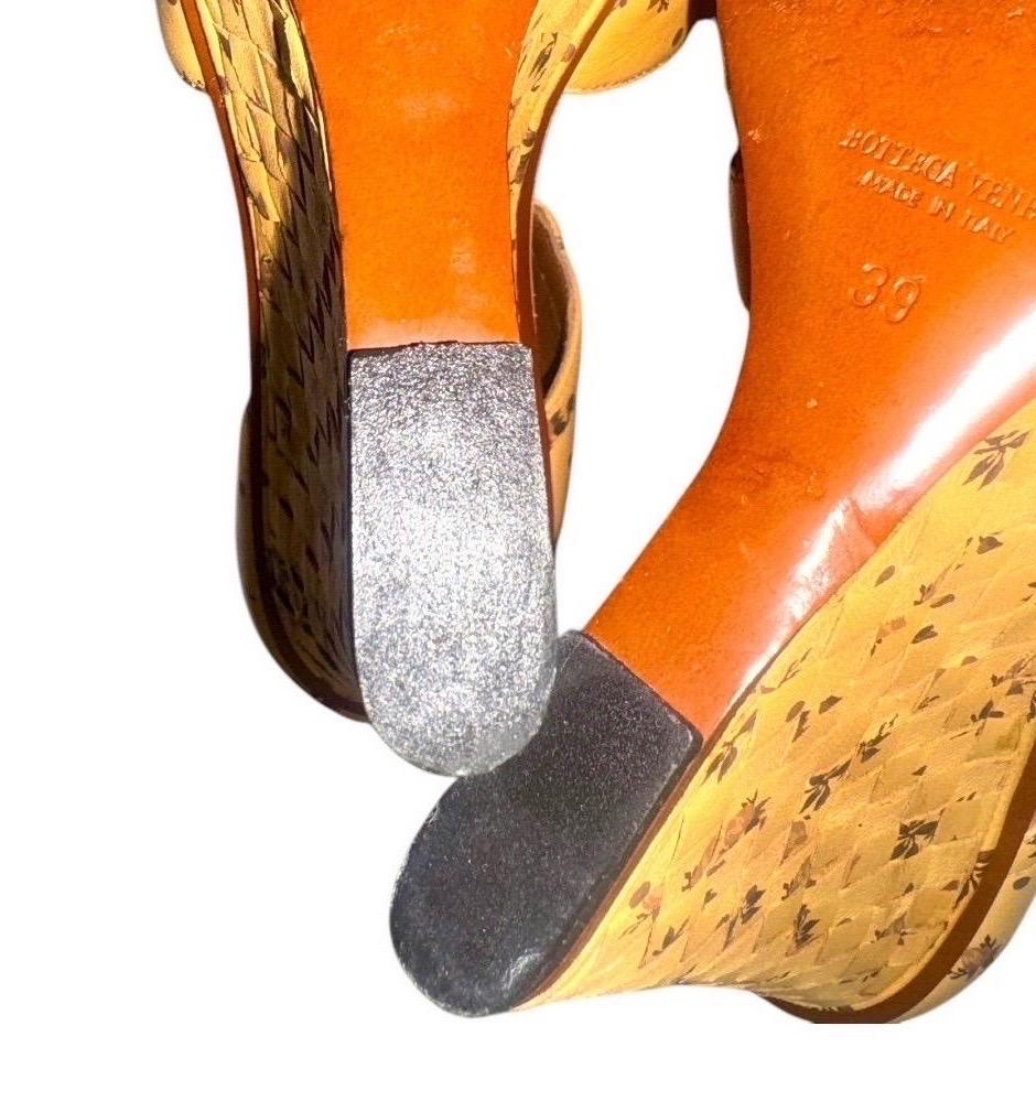 BOTTEGA VENETA Caramel Tan Flower Print Leather Intrecciato Wedge Sandals 39 For Sale 8