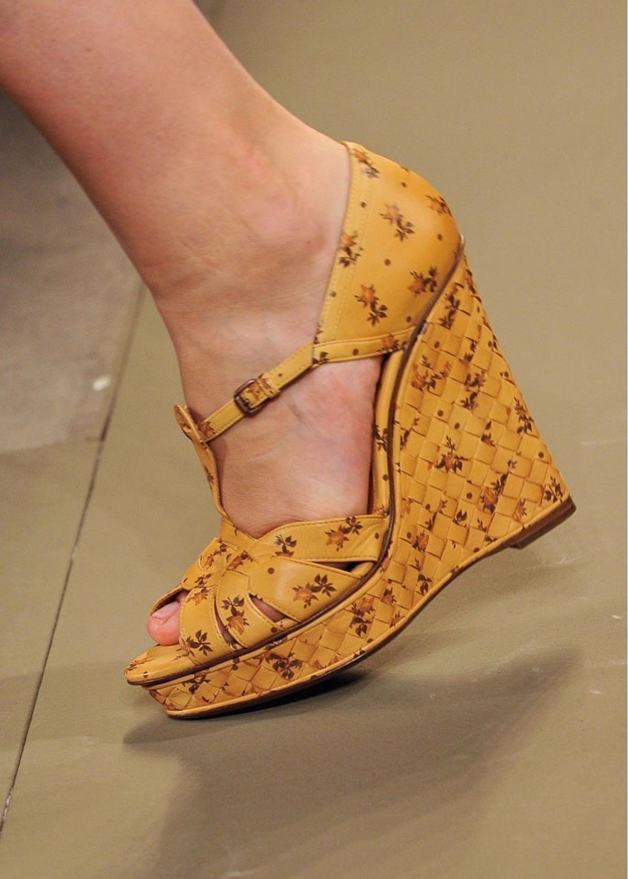 BOTTEGA VENETA Caramel Tan Flower Print Leather Intrecciato Wedge Sandals 39 For Sale 9