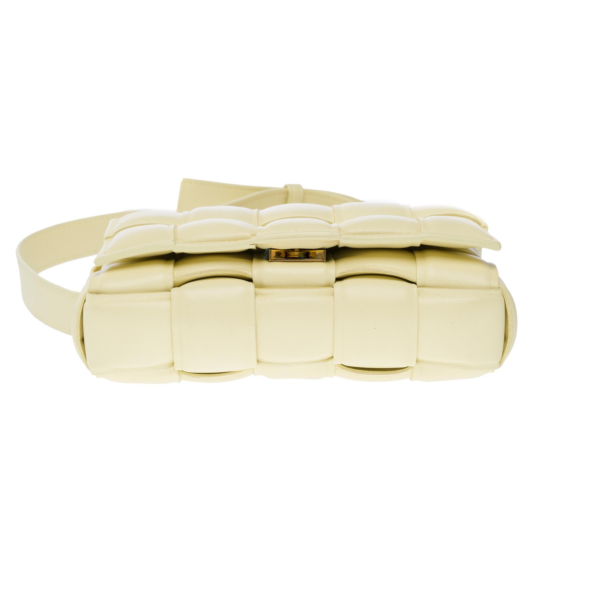 Bottega Veneta Cassette 19 shoulder bag in beige lambskin leather, GHW For Sale 6