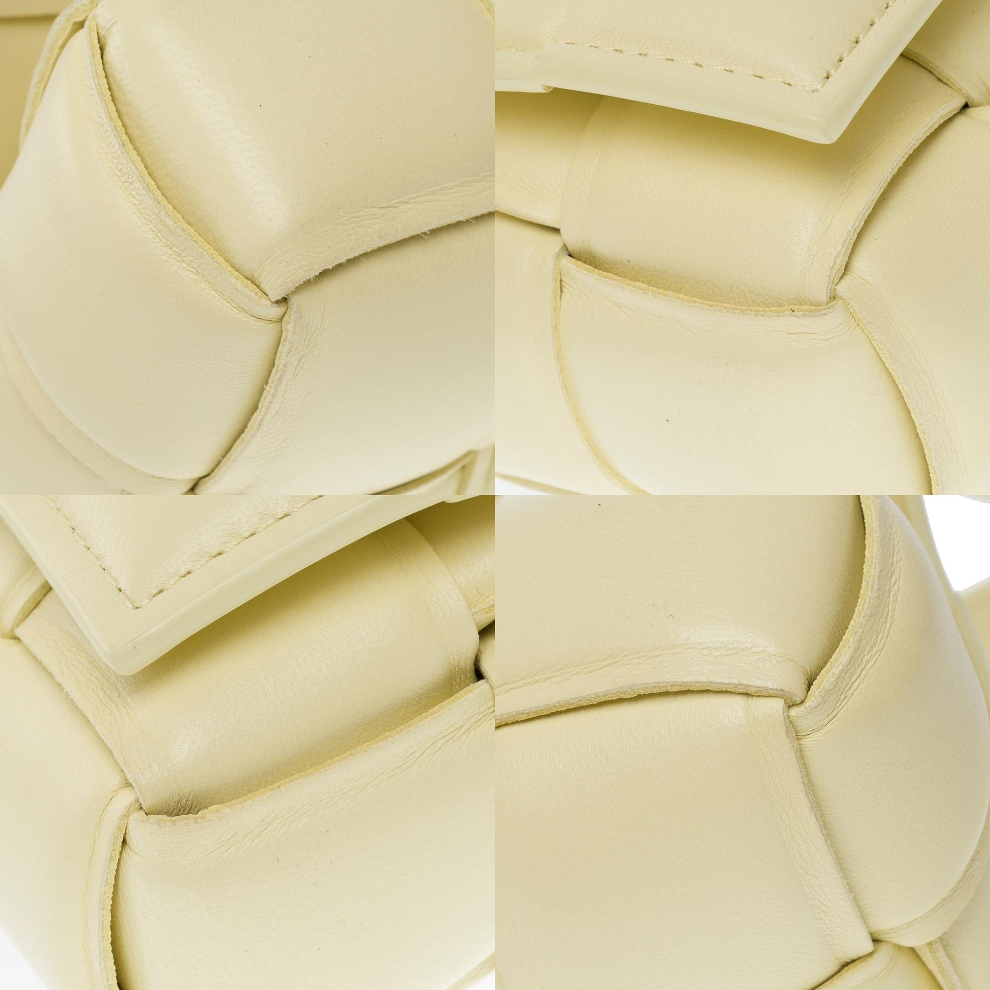 Bottega Veneta Cassette 19 shoulder bag in beige lambskin leather, GHW For Sale 7