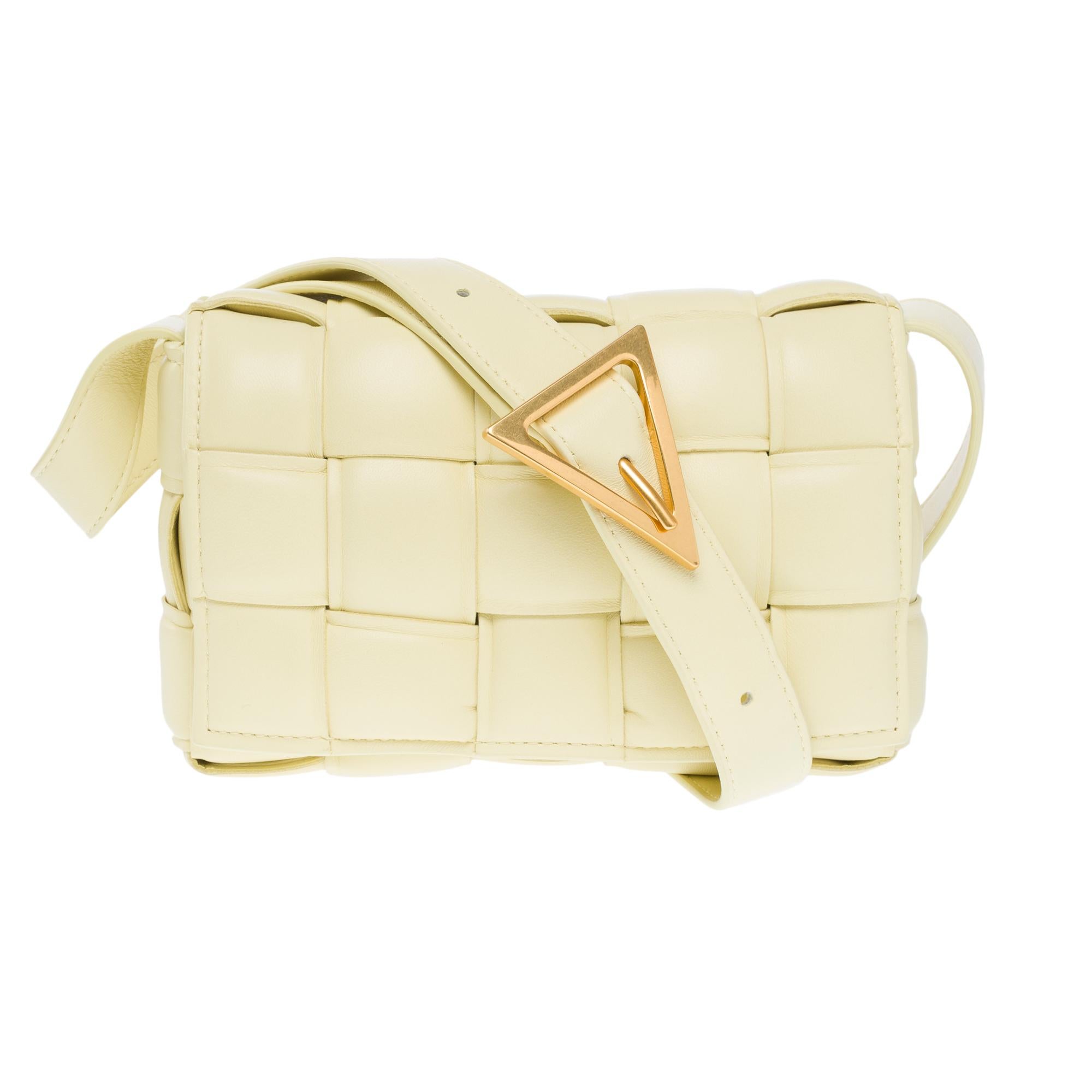 Bottega Veneta Cassette 19 shoulder bag in beige lambskin leather, GHW In New Condition For Sale In Paris, IDF