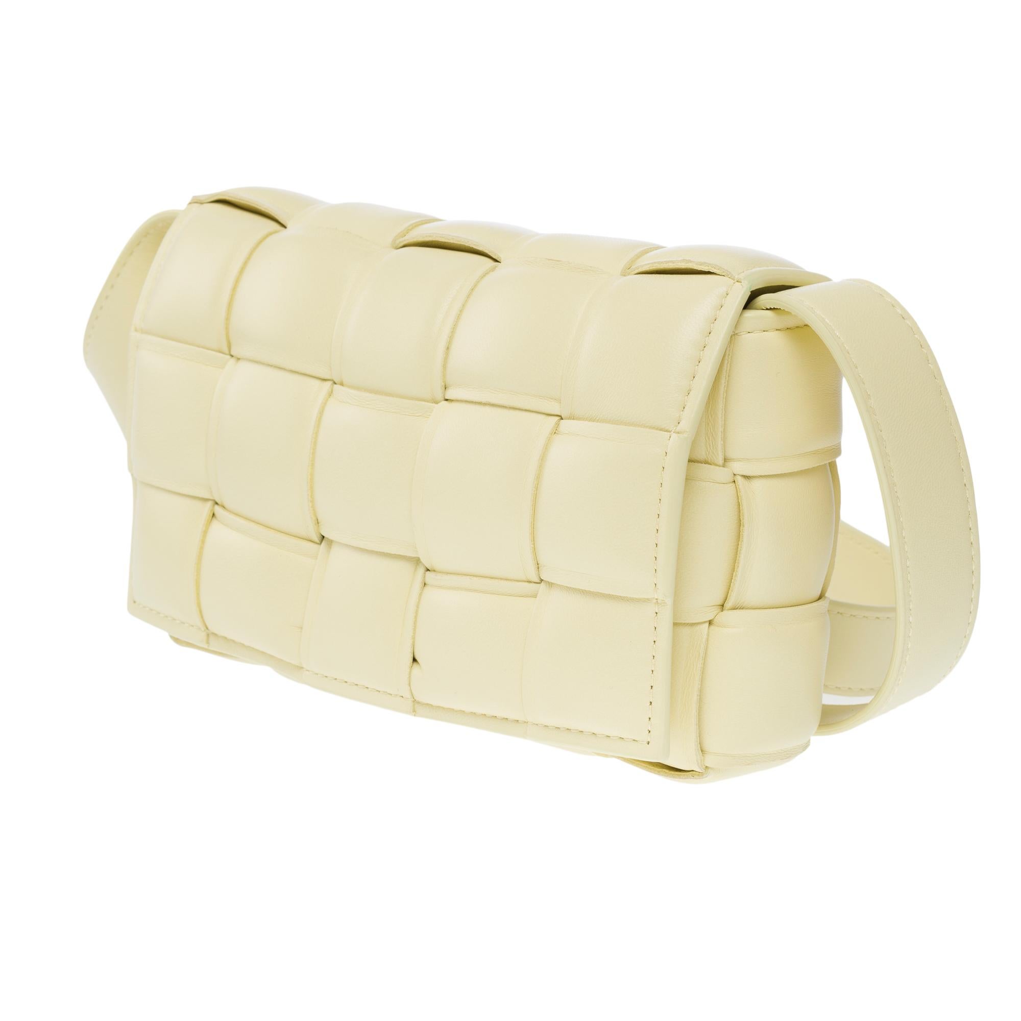 Bottega Veneta Cassette 19 shoulder bag in beige lambskin leather, GHW For Sale 1