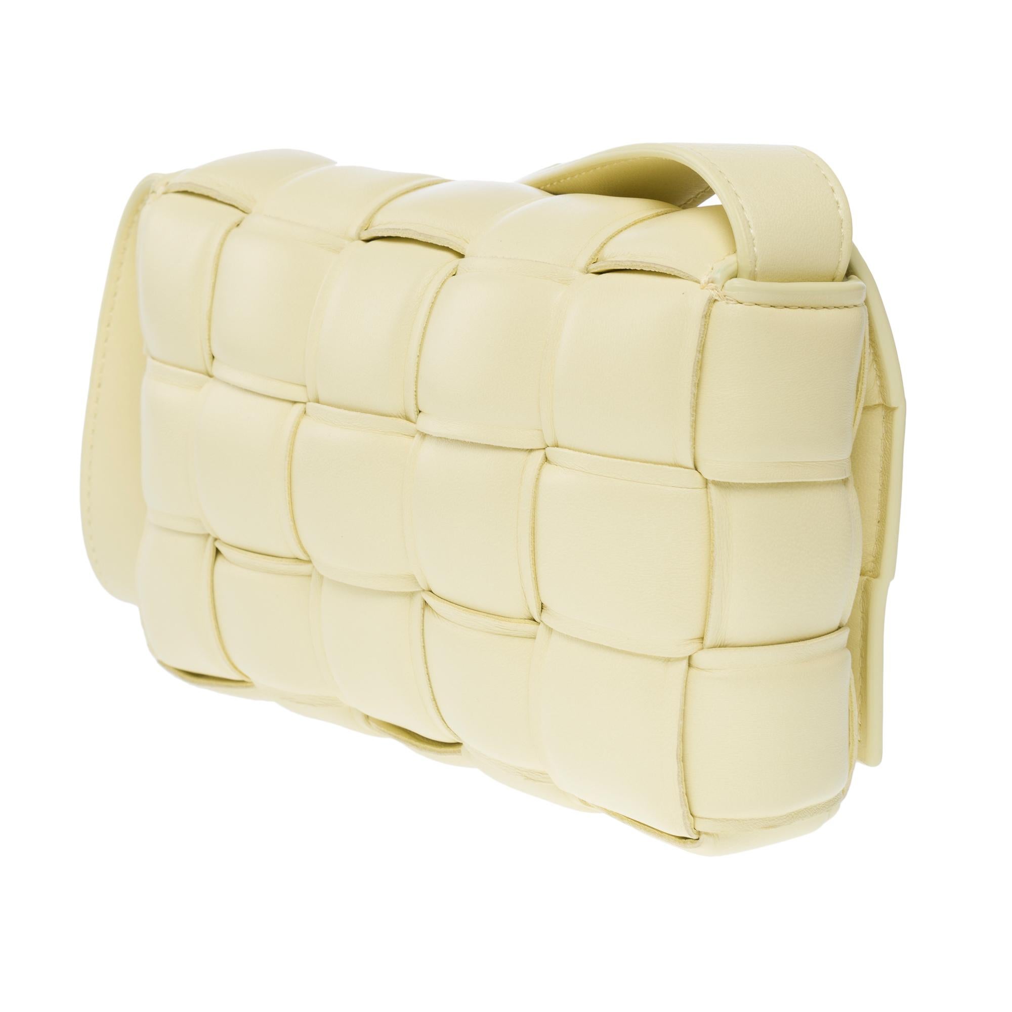 Bottega Veneta Cassette 19 shoulder bag in beige lambskin leather, GHW For Sale 2