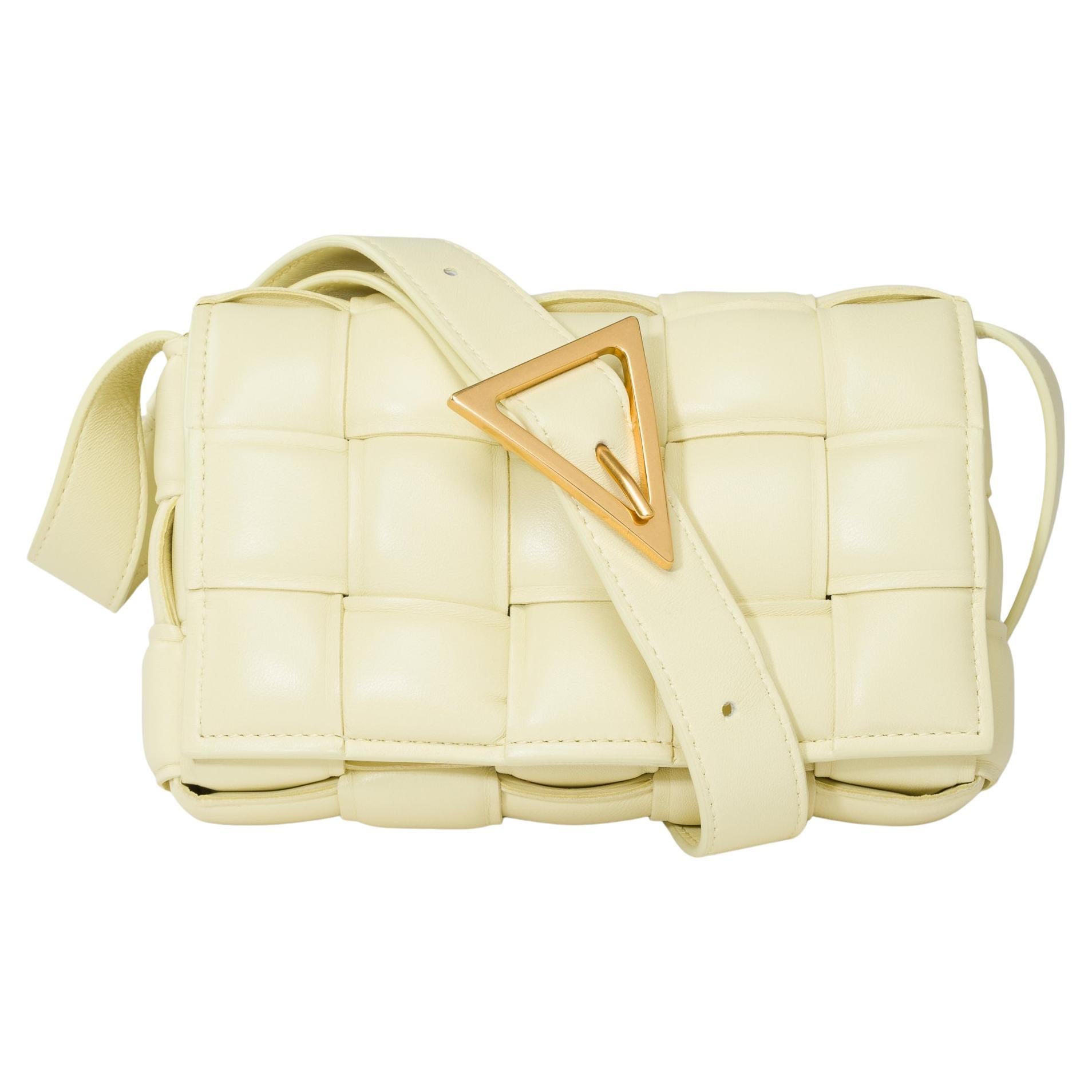 Bottega Veneta Cassette 19 shoulder bag in beige lambskin leather, GHW For Sale