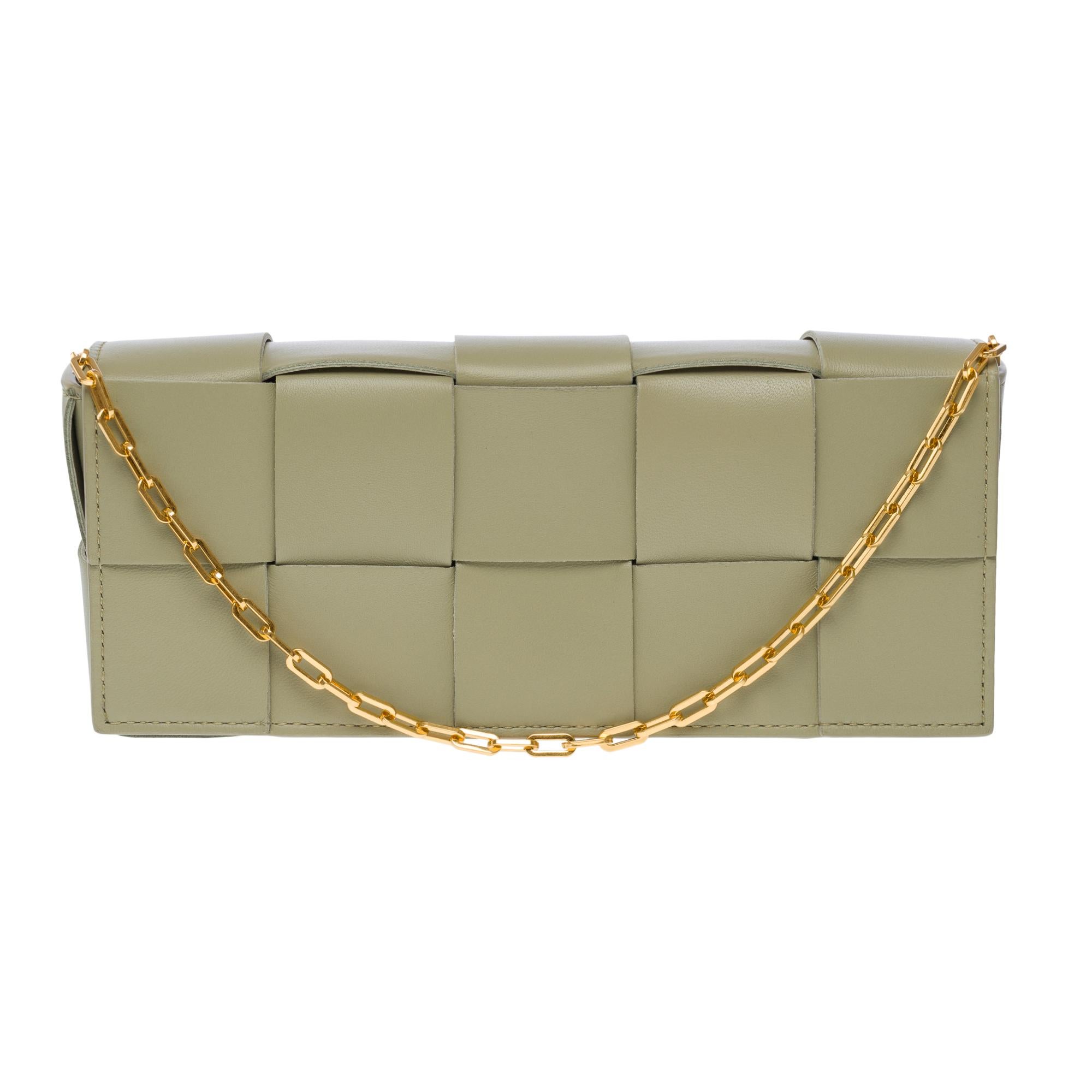 Women's or Men's Bottega Veneta Cassette 23 shoulder bag in green lambskin leather, GHW For Sale