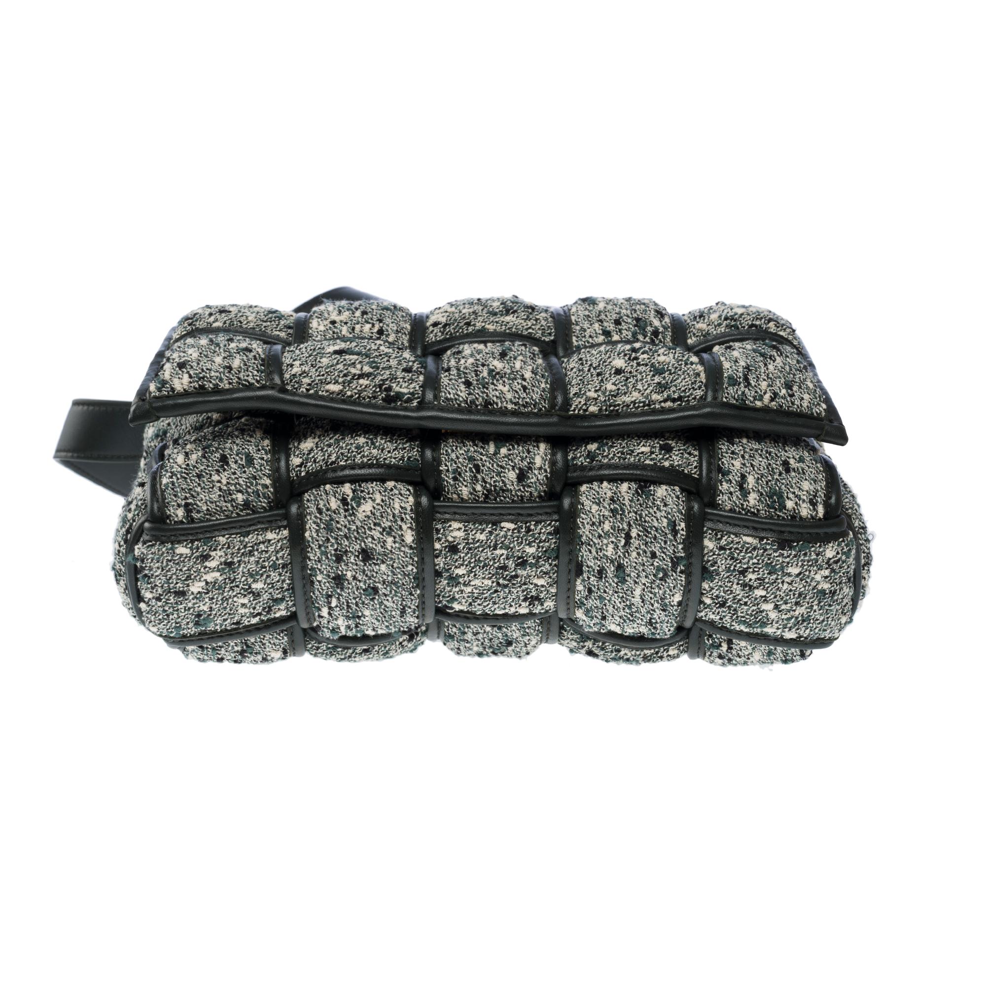 Bottega Veneta Cassette 25 shoulder bag in grey and green Tweed, GHW For Sale 6
