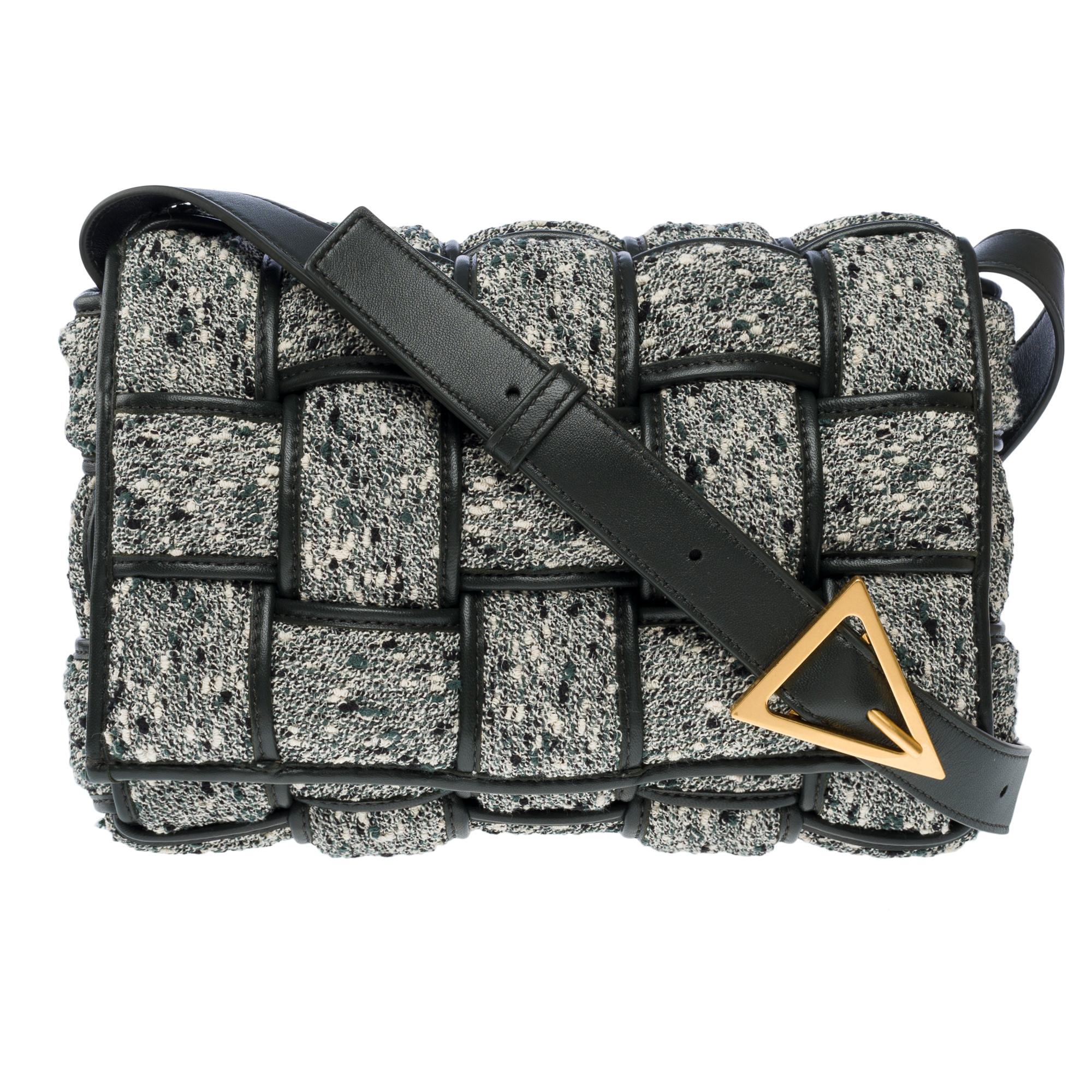 Bottega Veneta Cassette 25 shoulder bag in grey and green Tweed, GHW In New Condition For Sale In Paris, IDF