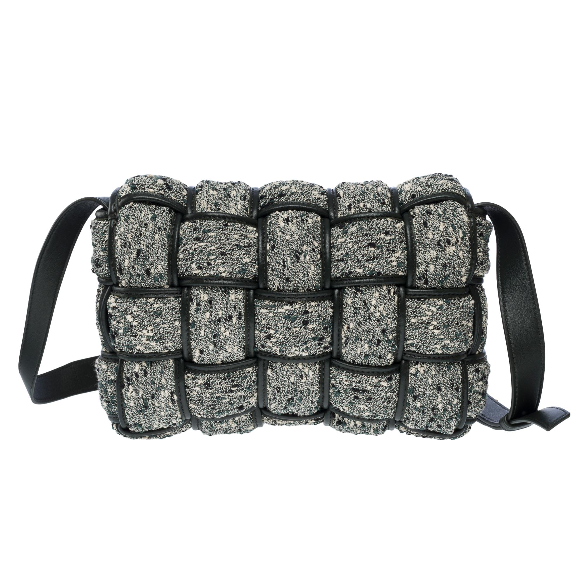 Women's or Men's Bottega Veneta Cassette 25 shoulder bag in grey and green Tweed, GHW For Sale