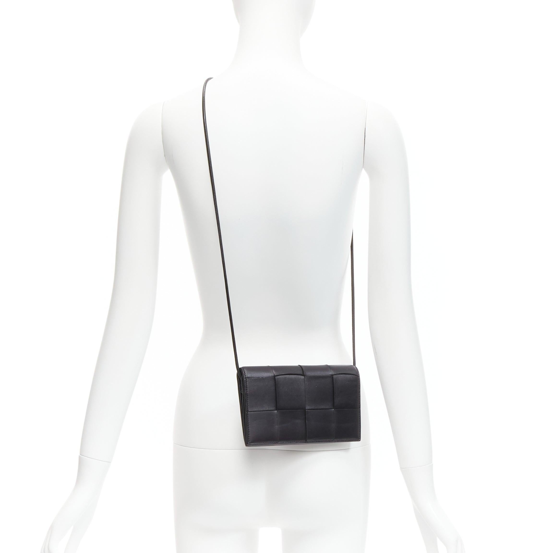BOTTEGA VENETA Cassette noir maxi sac en cuir intrecciato tressé à bandoulière
Référence : KEDG/A00258
Marque : Bottega Veneta
Designer : Daniel Lee
Modèle : Cassette
MATERIAL : Cuir
Couleur : Noir
Motif : Solide
Fermeture :