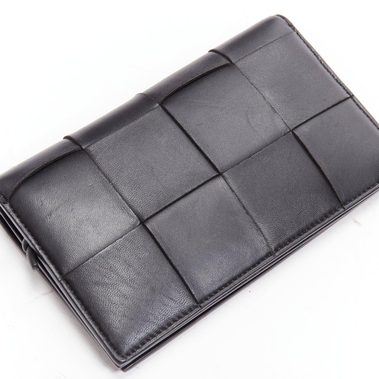 BOTTEGA VENETA Cassette noir maxi sac en cuir intrecciato tressé à bandoulière Pour femmes en vente