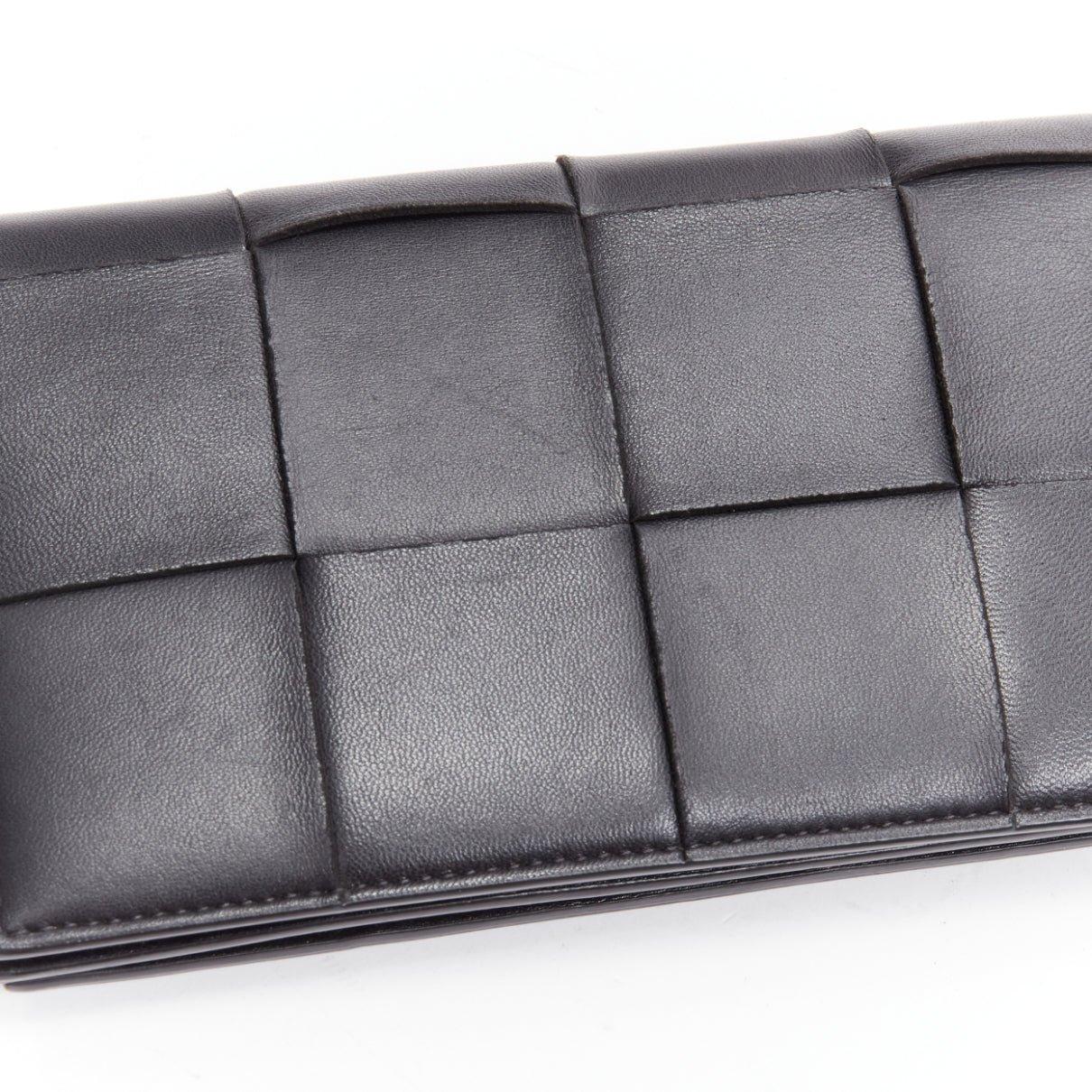 BOTTEGA VENETA Cassette noir maxi sac en cuir intrecciato tressé à bandoulière en vente 1