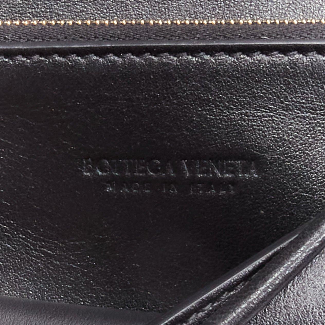 BOTTEGA VENETA Cassette noir maxi sac en cuir intrecciato tressé à bandoulière en vente 3