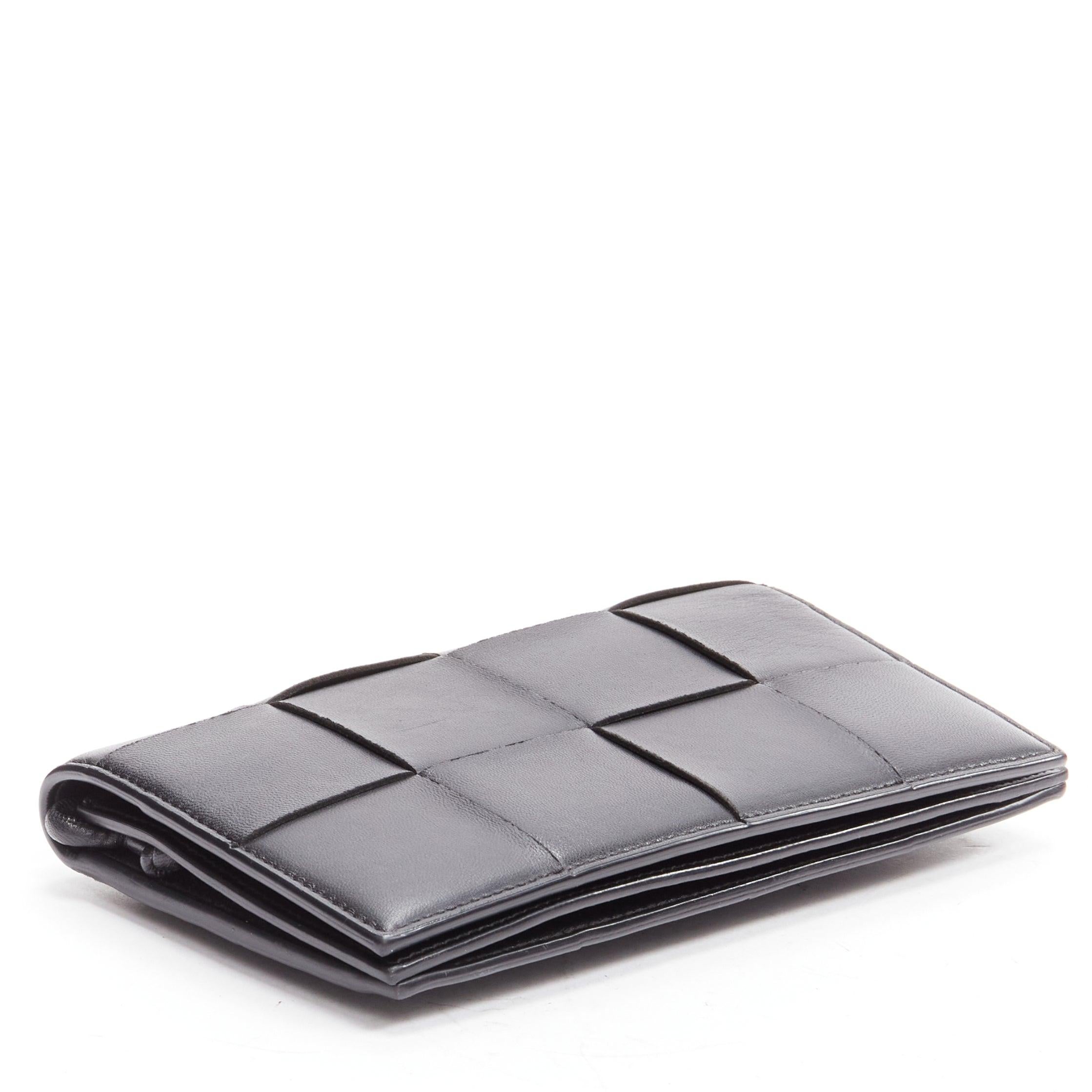 BOTTEGA VENETA Cassette Schwarzer Maxi- Crossbody Mini aus gewebtem Leder mit Klappe Damen im Angebot