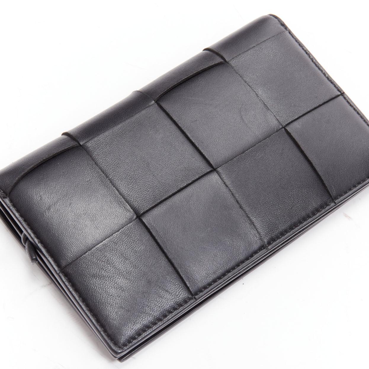 BOTTEGA VENETA Cassette Schwarzer Maxi- Crossbody Mini aus gewebtem Leder mit Klappe im Angebot 1