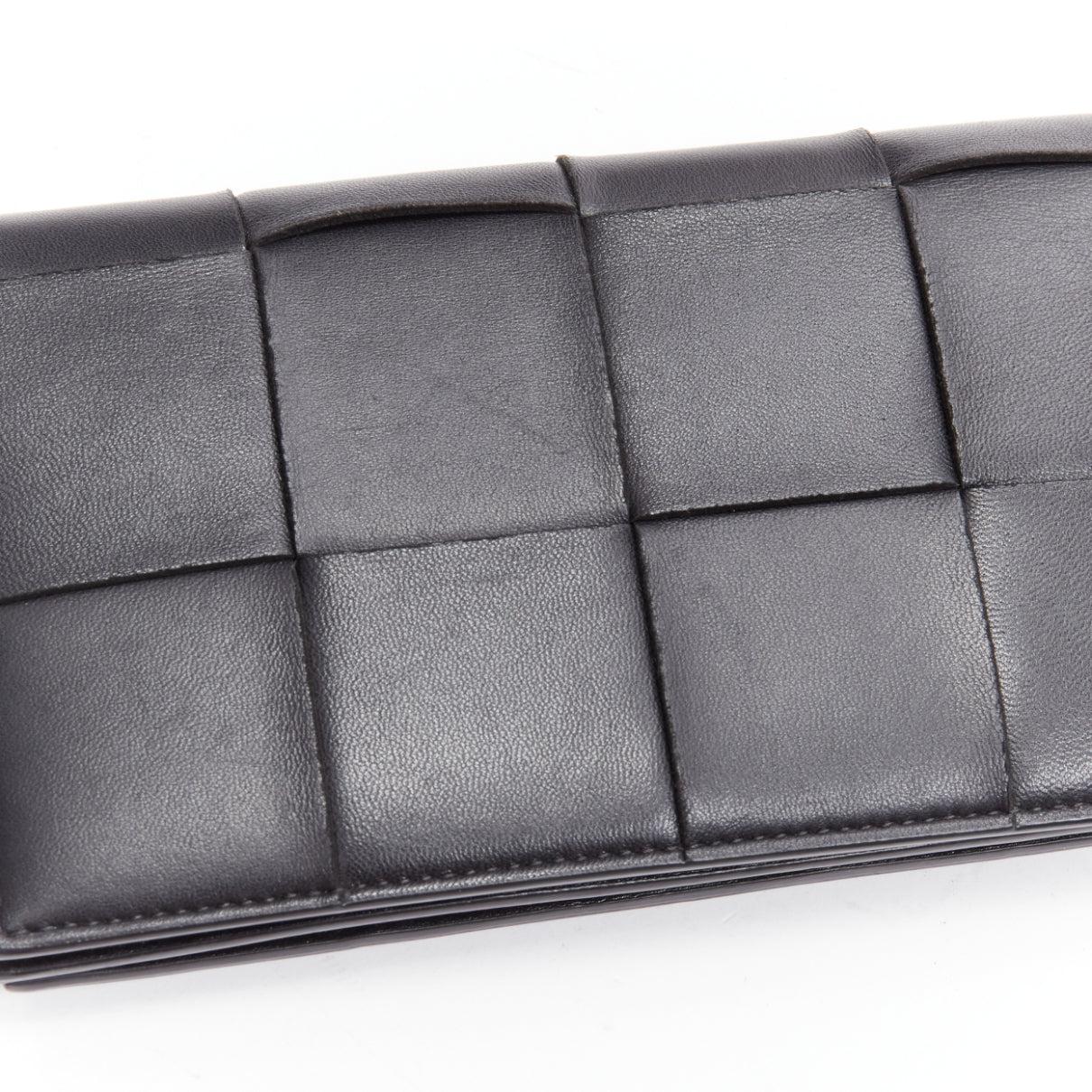 BOTTEGA VENETA Cassette noir maxi cuir tressé à rabat corps croisé mini en vente 2