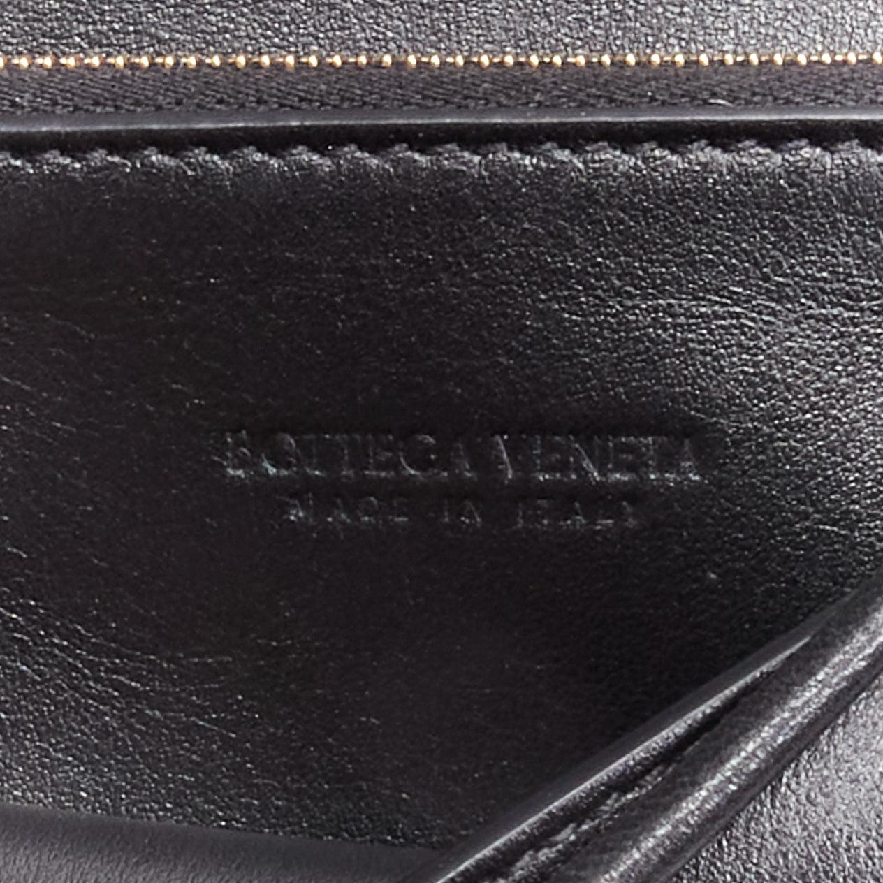 BOTTEGA VENETA Cassette noir maxi cuir tressé à rabat corps croisé mini en vente 4