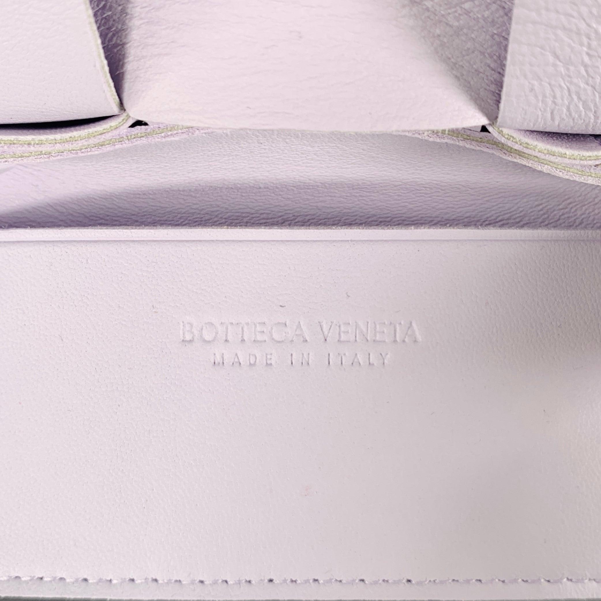 BOTTEGA VENETA Cassette Candy Weiße Cross Body Handtasche aus gewebtem Leder in Weiß 3